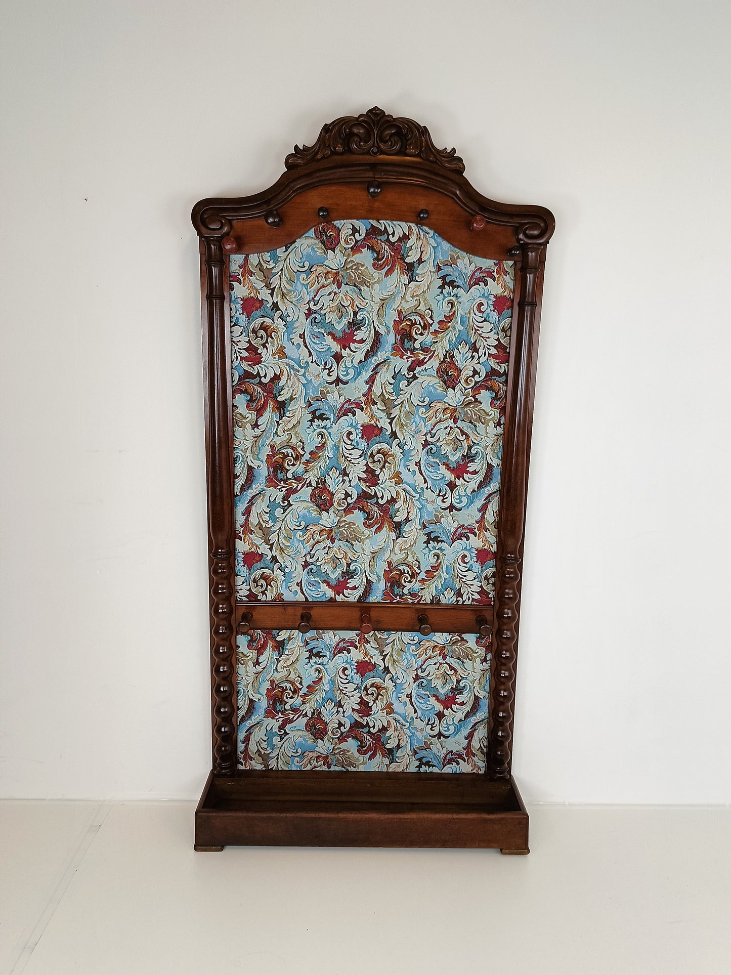 Classic Coat Rack With Notorius Upholstery Classic Coat Rack With Notorius Upholstery