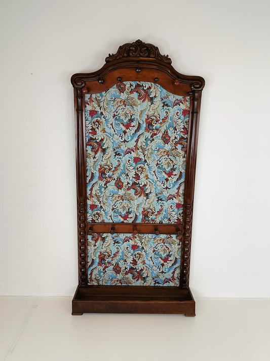 Classic Coat Rack With Notorius Upholstery Classic Coat Rack With Notorius Upholstery