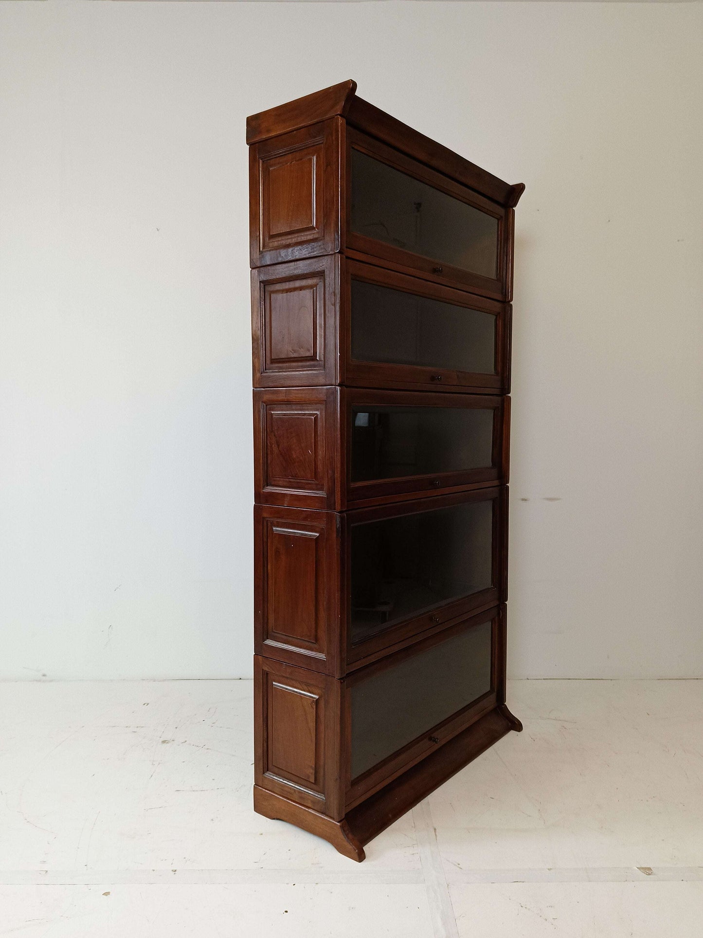 Classic Style Globe Warnick Cabinet Classic Style Globe Warnick Cabinet