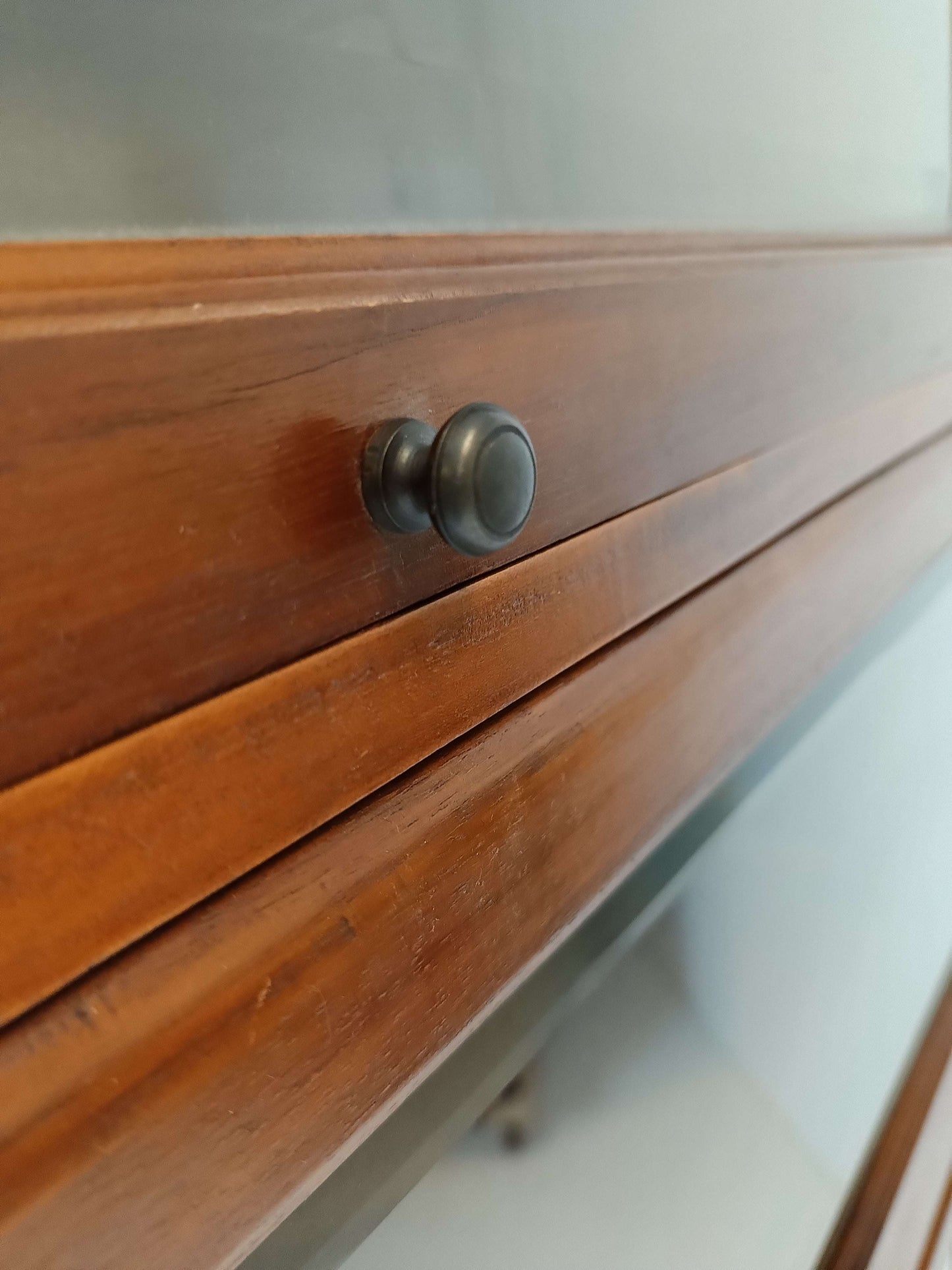 Classic Style Globe Warnick Cabinet Classic Style Globe Warnick Cabinet