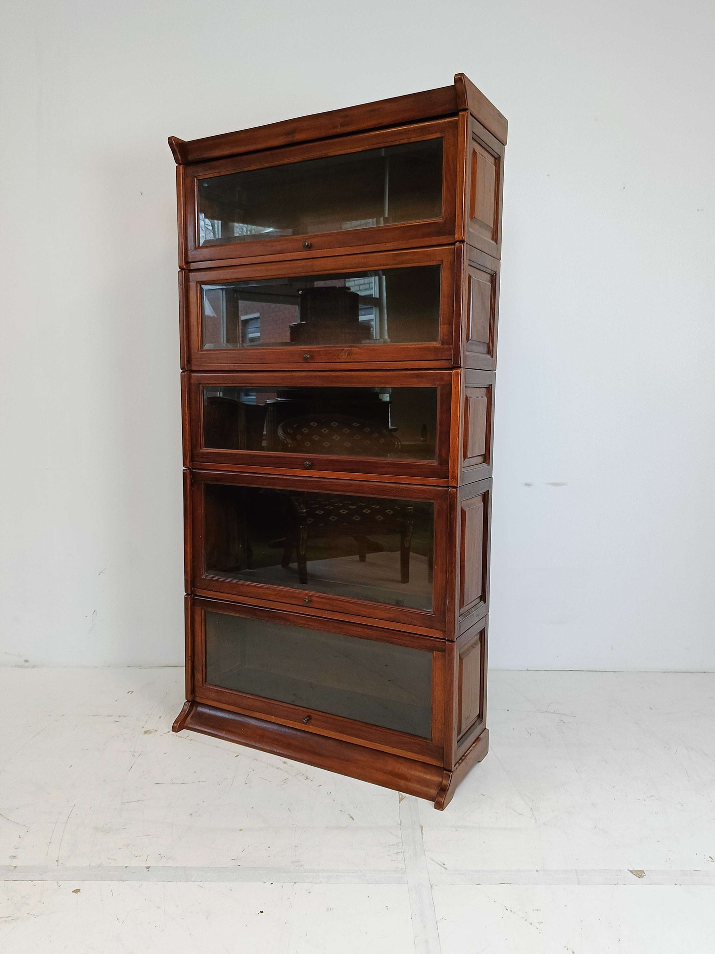 Classic Style Globe Warnick Cabinet Classic Style Globe Warnick Cabinet