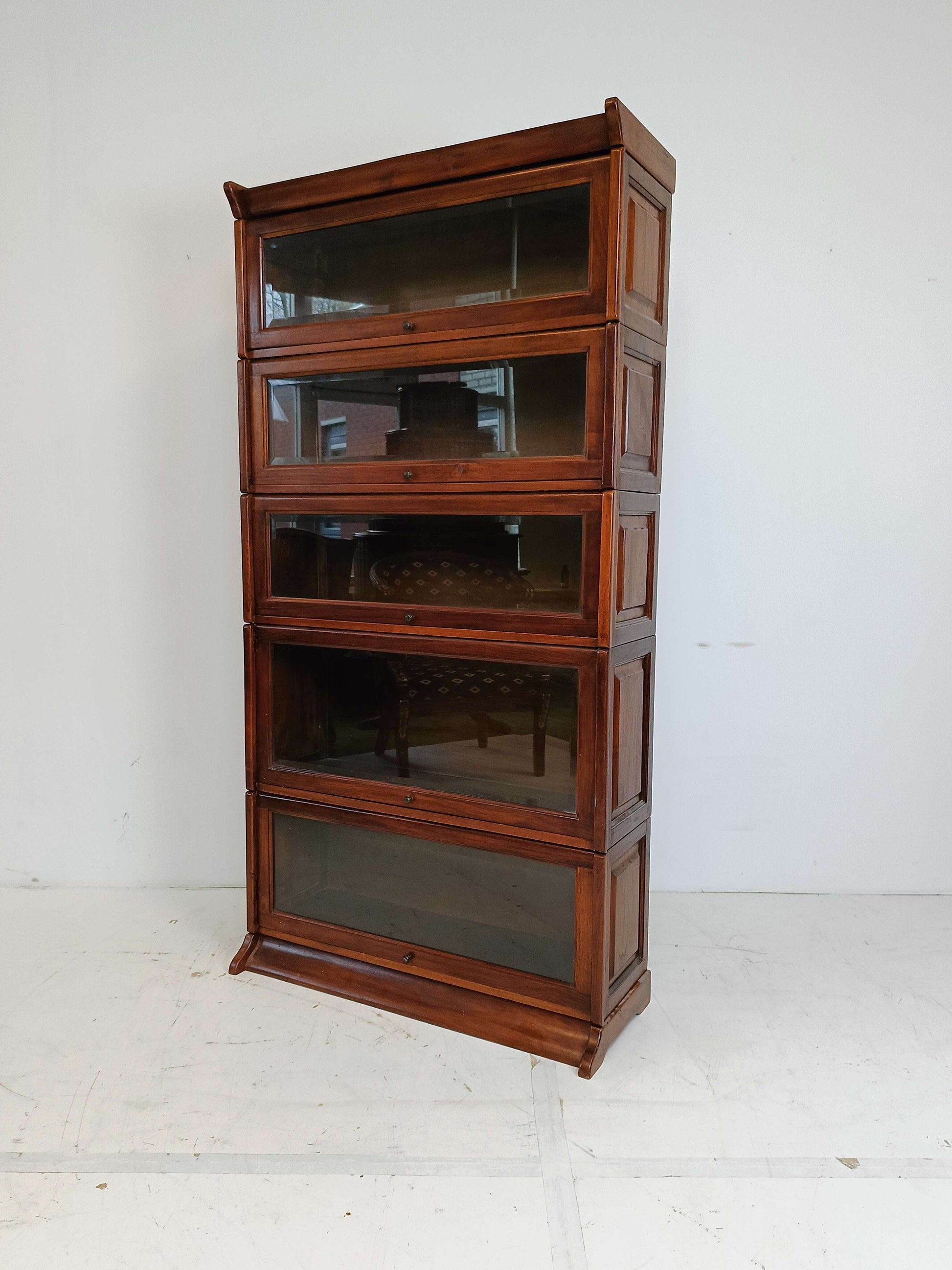 Classic Style Globe Warnick Cabinet Classic Style Globe Warnick Cabinet