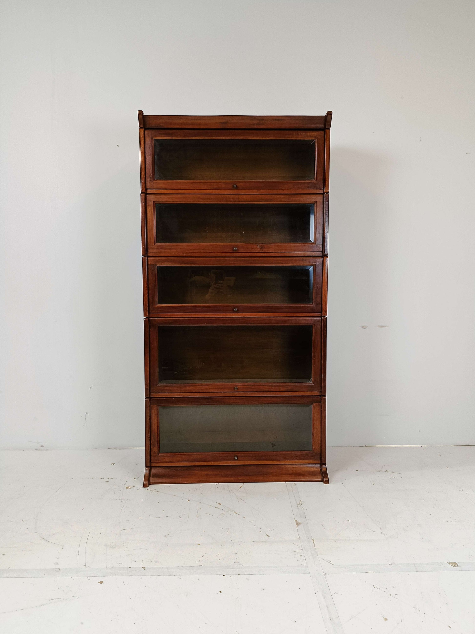 Classic Style Globe Warnick Cabinet Classic Style Globe Warnick Cabinet