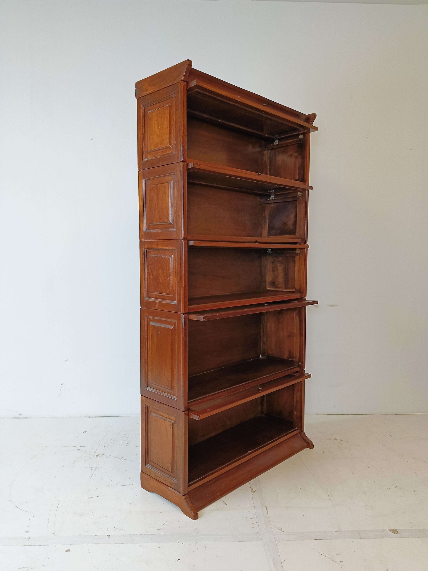Classic Style Globe Warnick Cabinet Classic Style Globe Warnick Cabinet