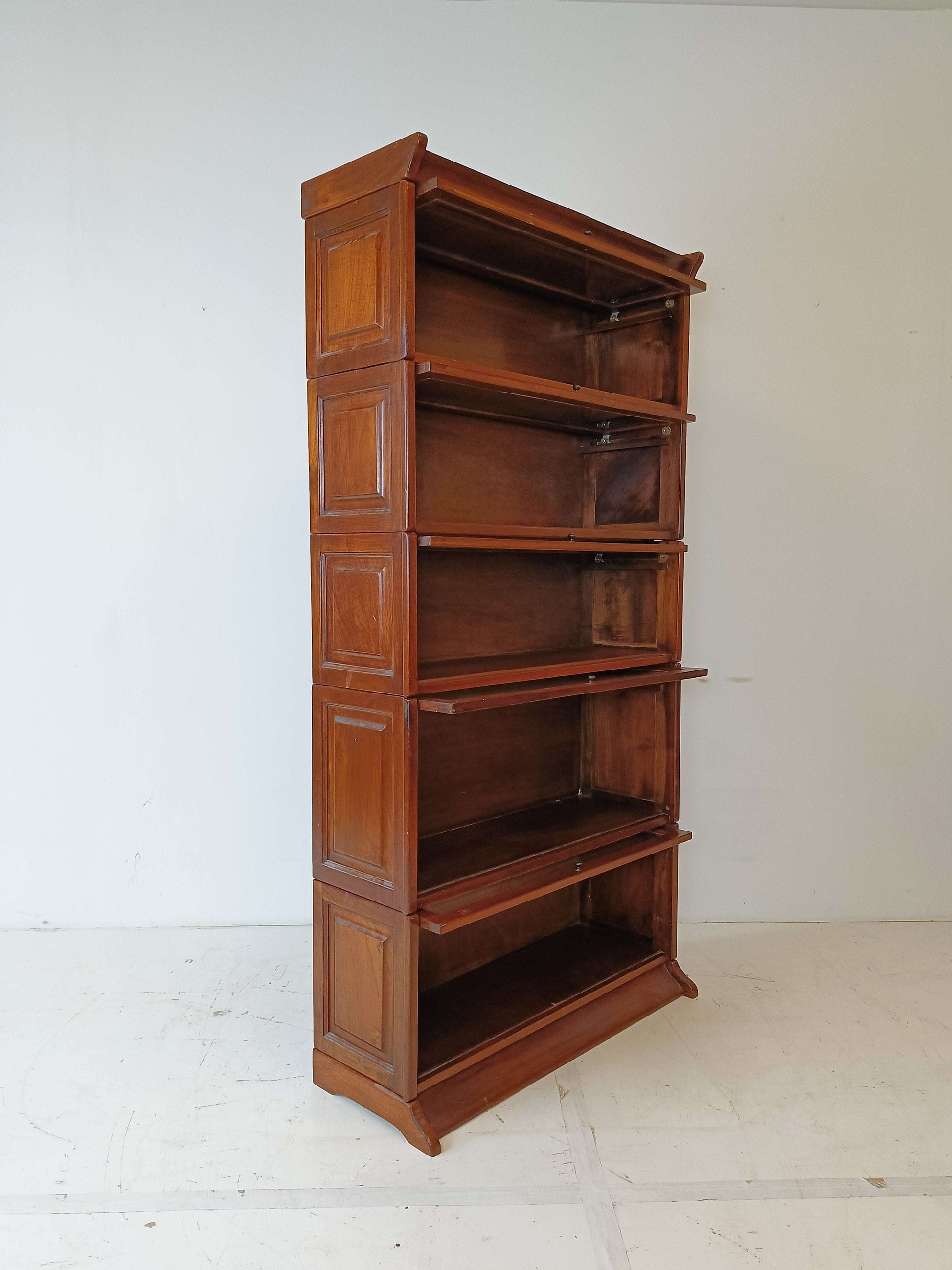 Classic Style Globe Warnick Cabinet Classic Style Globe Warnick Cabinet