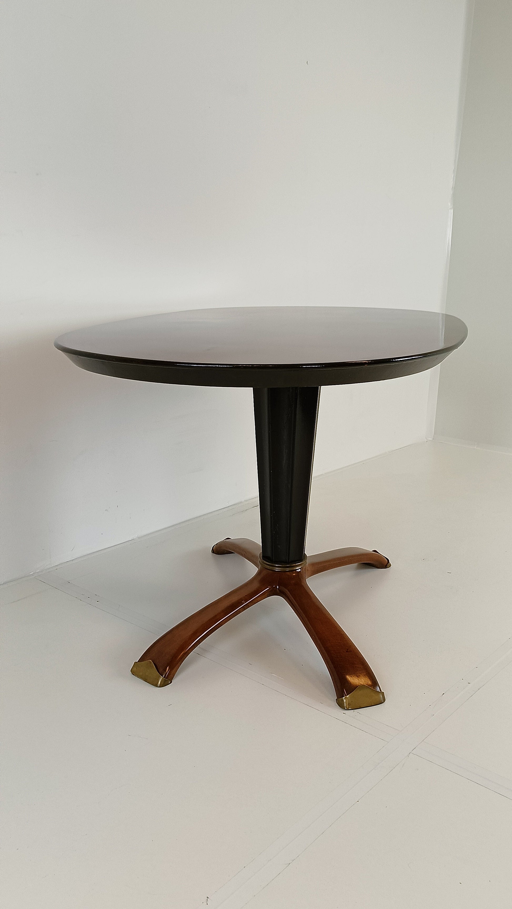 Classic Vintage Italian Table Classic Vintage Italian Table