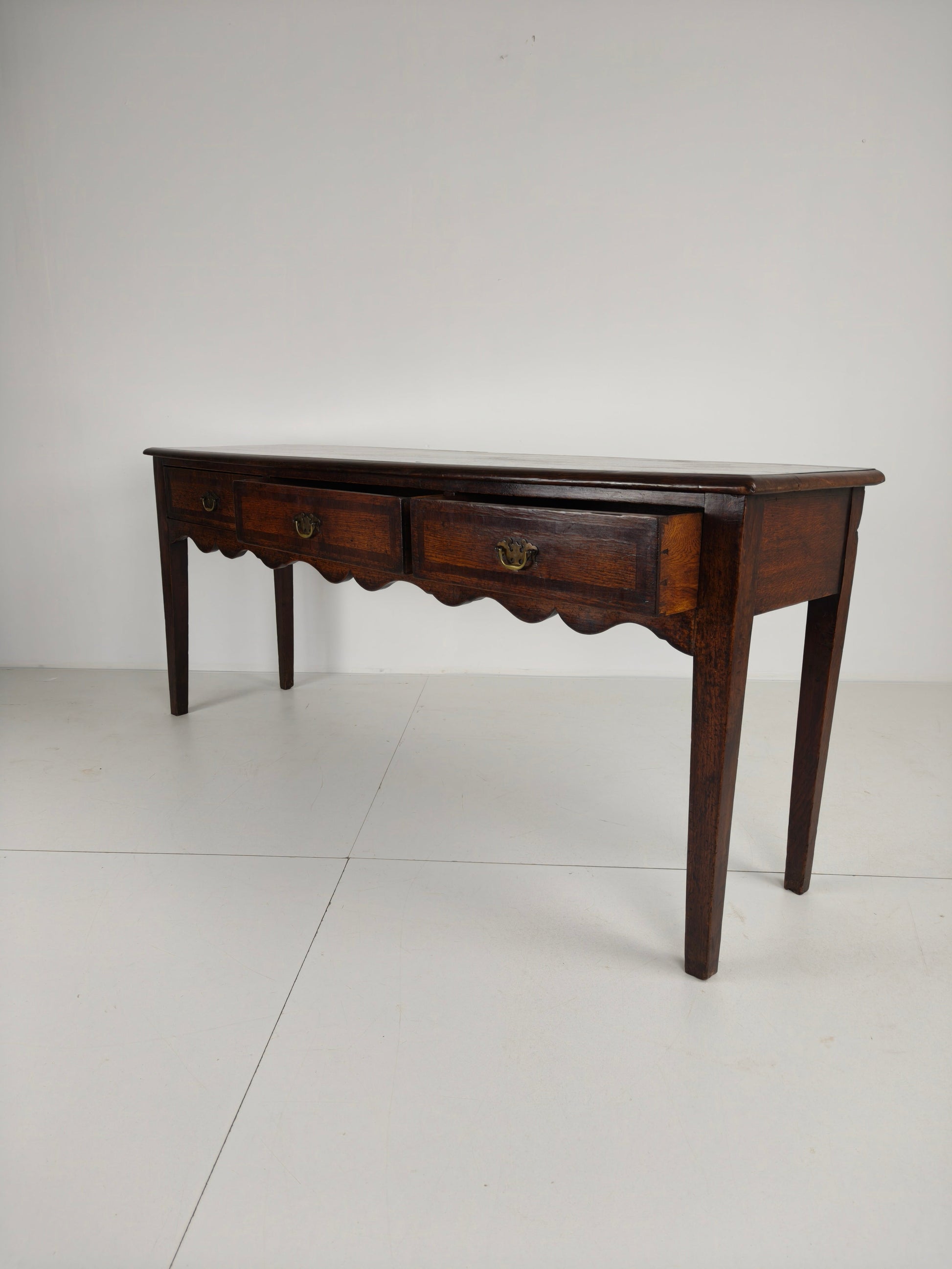 Elegant 19th Century English Oak Sideboard / Dresser Elegant 19th Century English Oak Sideboard / Dresser