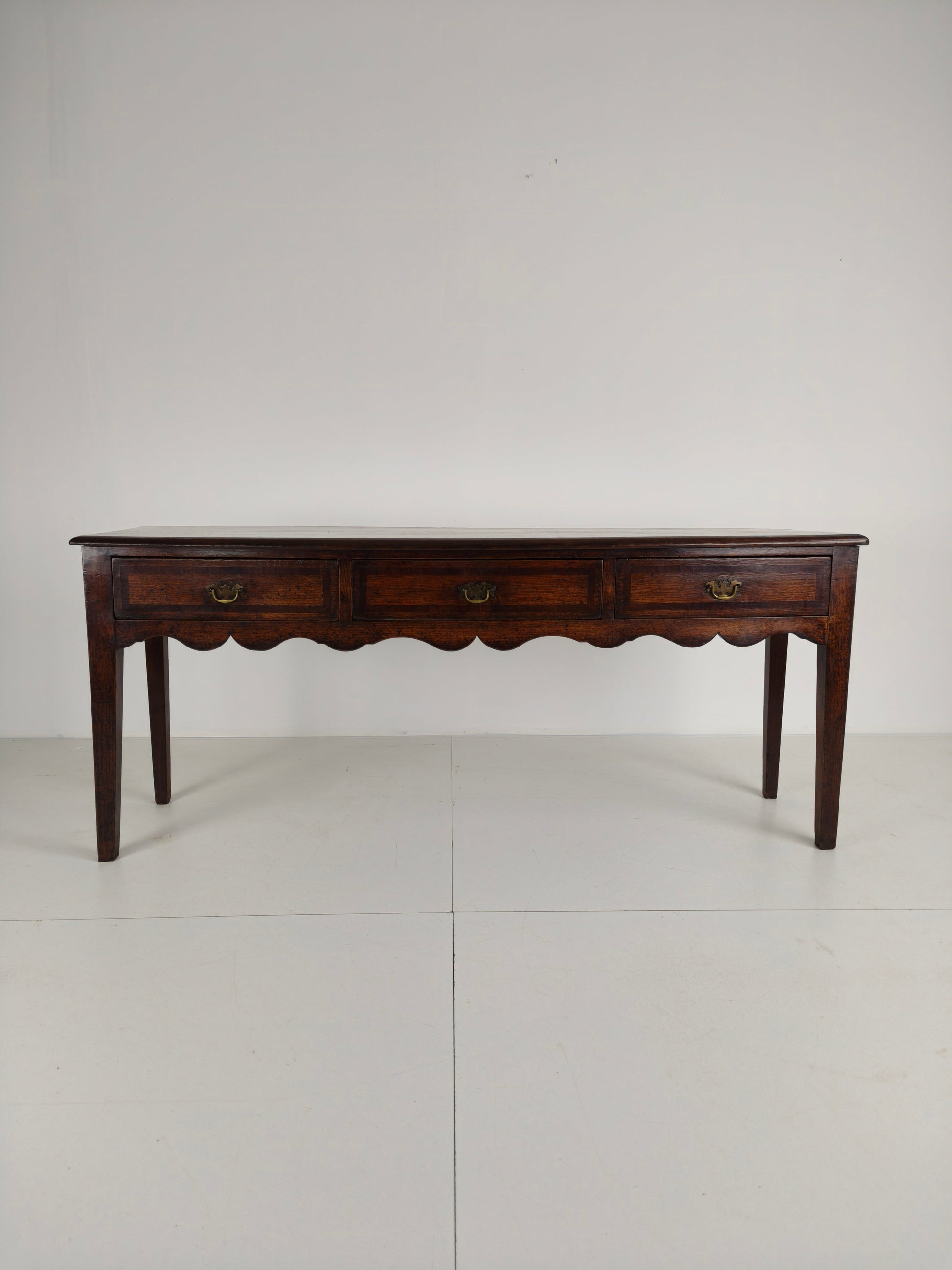 Elegant 19th Century English Oak Sideboard / Dresser Elegant 19th Century English Oak Sideboard / Dresser