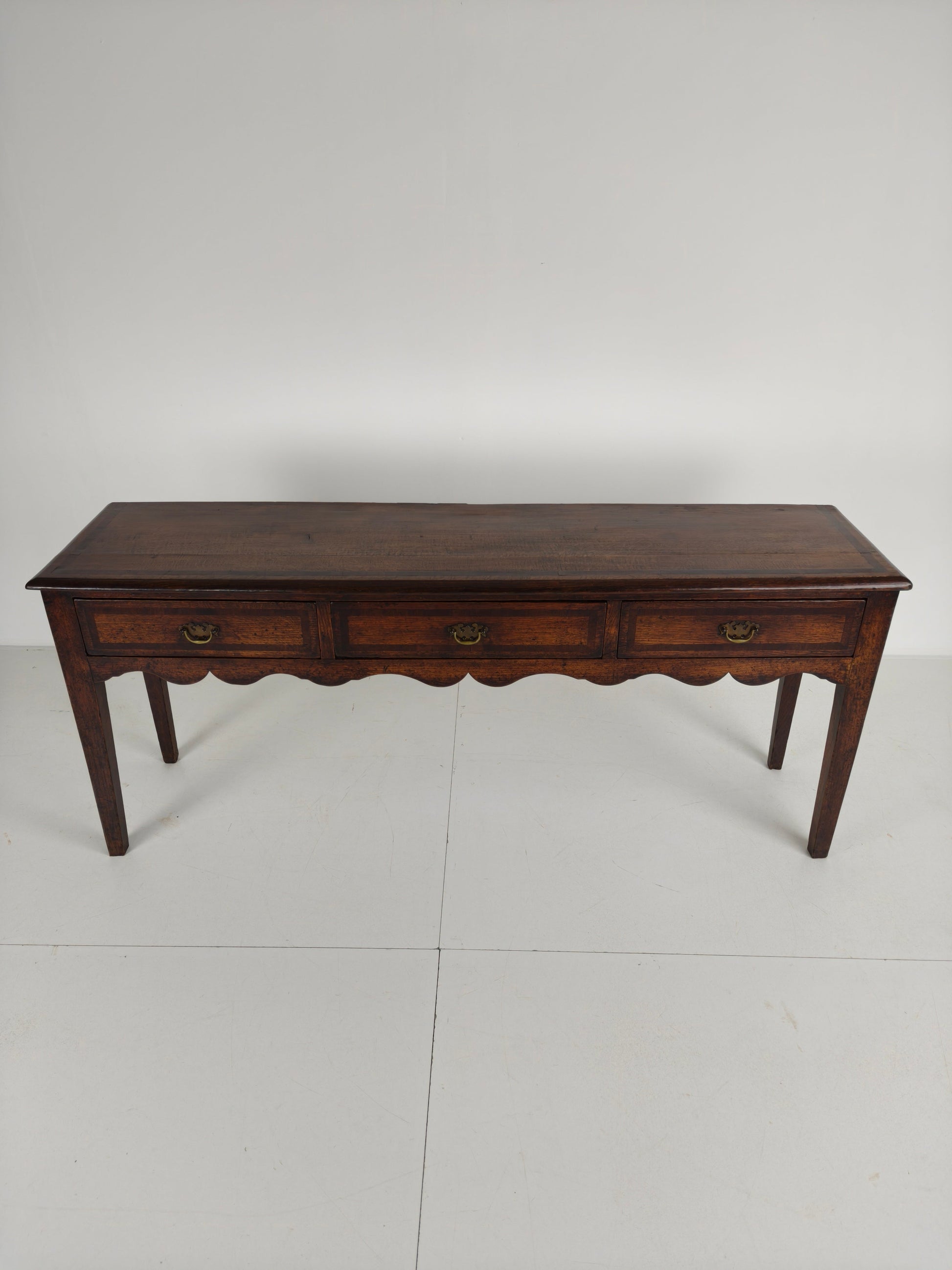 Elegant 19th Century English Oak Sideboard / Dresser Elegant 19th Century English Oak Sideboard / Dresser