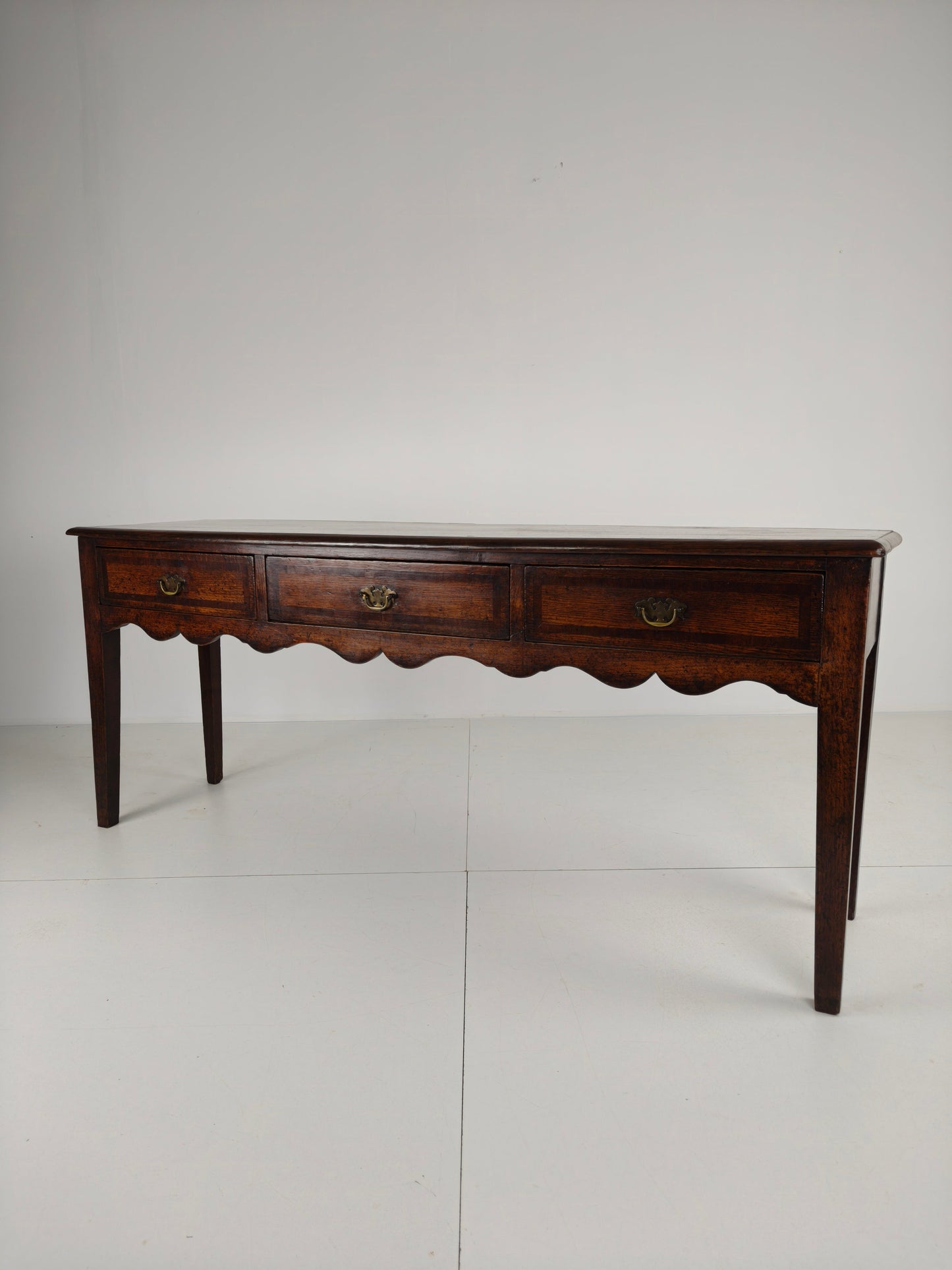 Elegant 19th Century English Oak Sideboard / Dresser Elegant 19th Century English Oak Sideboard / Dresser