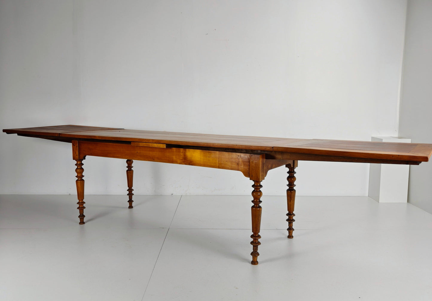 Elegant 20th Century French Cherrywood Extending Dining Table Elegant 20th Century French Cherrywood Extending Dining Table