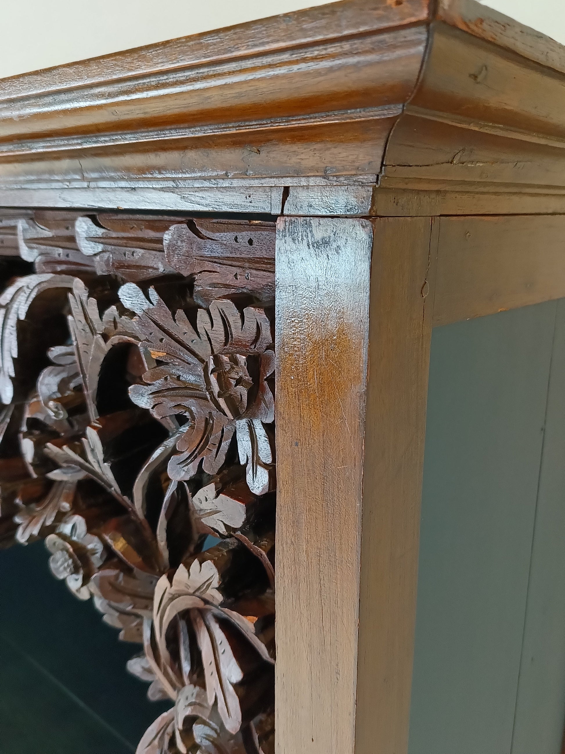 Elegant Ambon Cabinet Elegant Ambon Cabinet