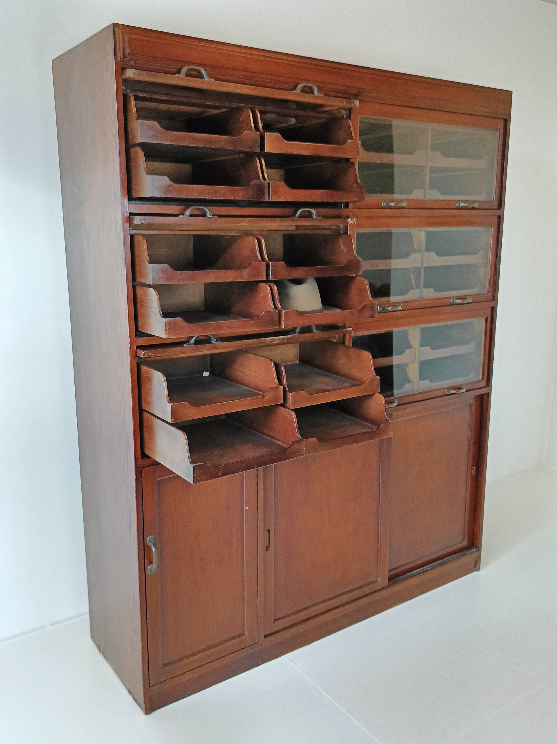 English Display Mahogany Cabinet Around 1910 English Display Mahogany Cabinet Around 1910