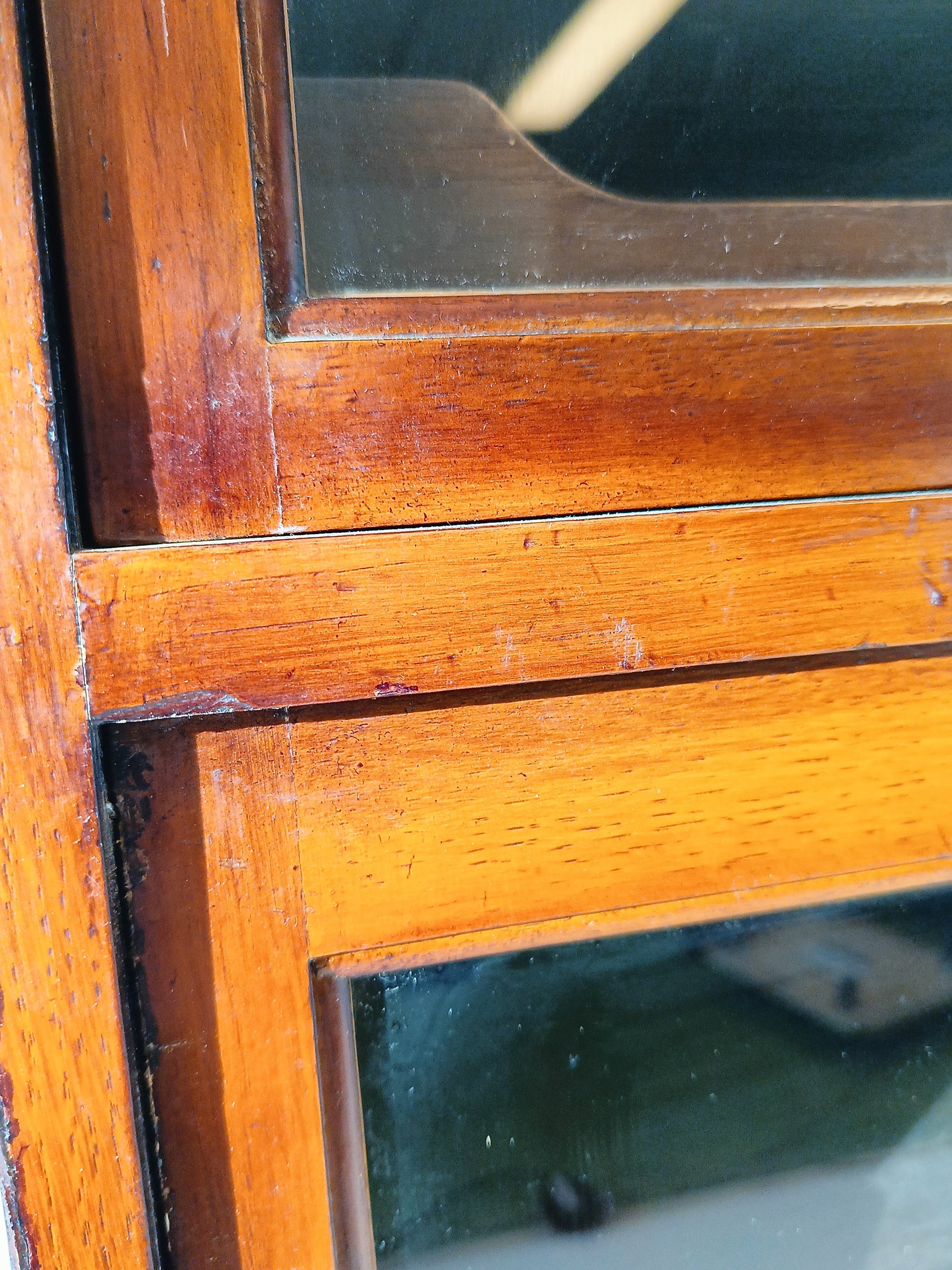 English Display Mahogany Cabinet Around 1910 English Display Mahogany Cabinet Around 1910