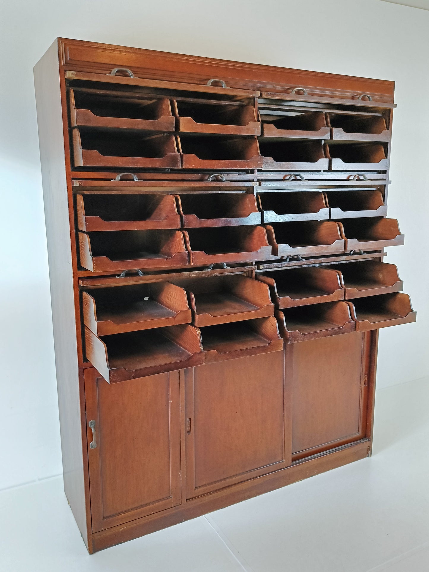 English Display Mahogany Cabinet Around 1910 English Display Mahogany Cabinet Around 1910