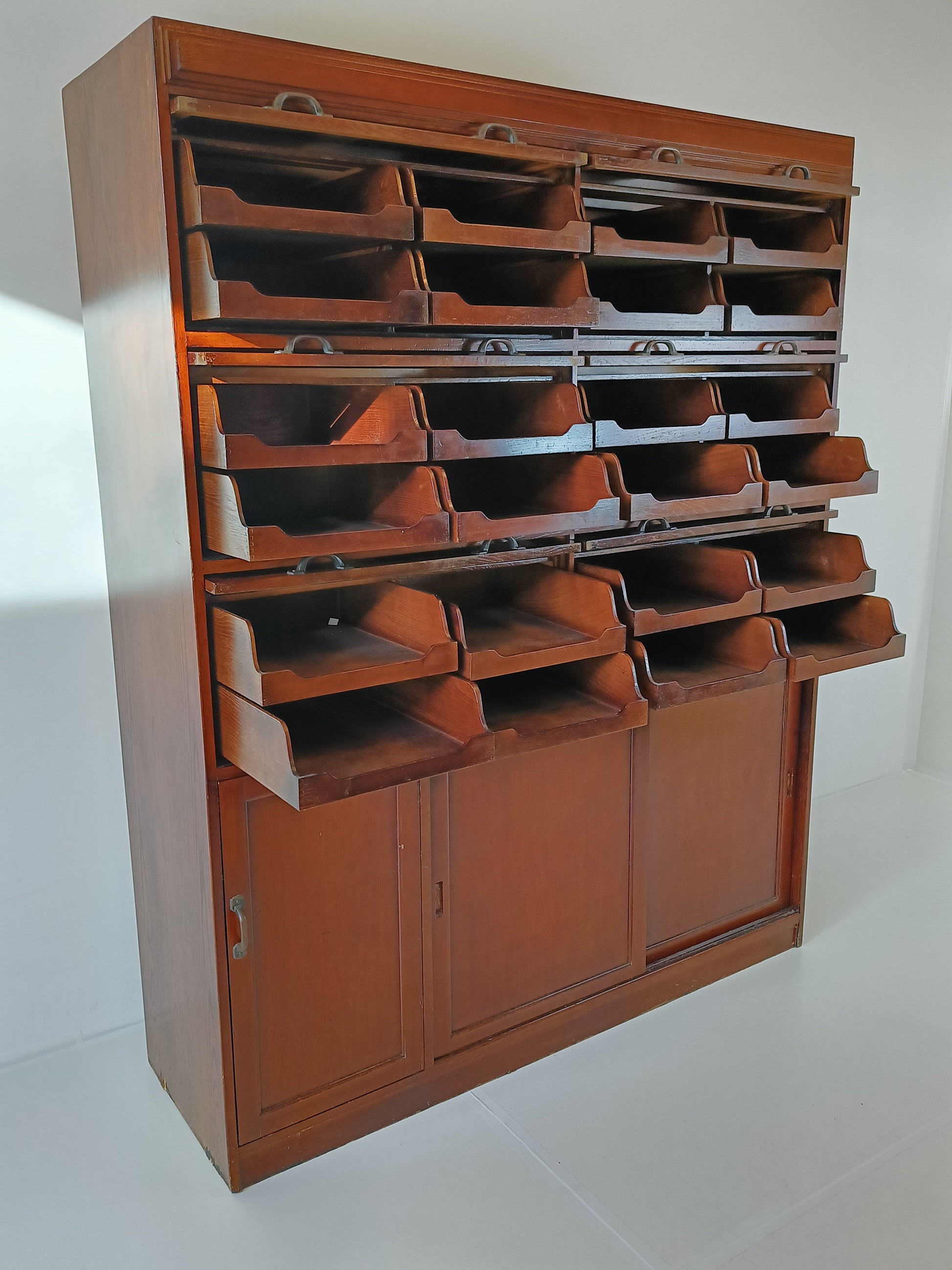 English Display Mahogany Cabinet Around 1910 English Display Mahogany Cabinet Around 1910