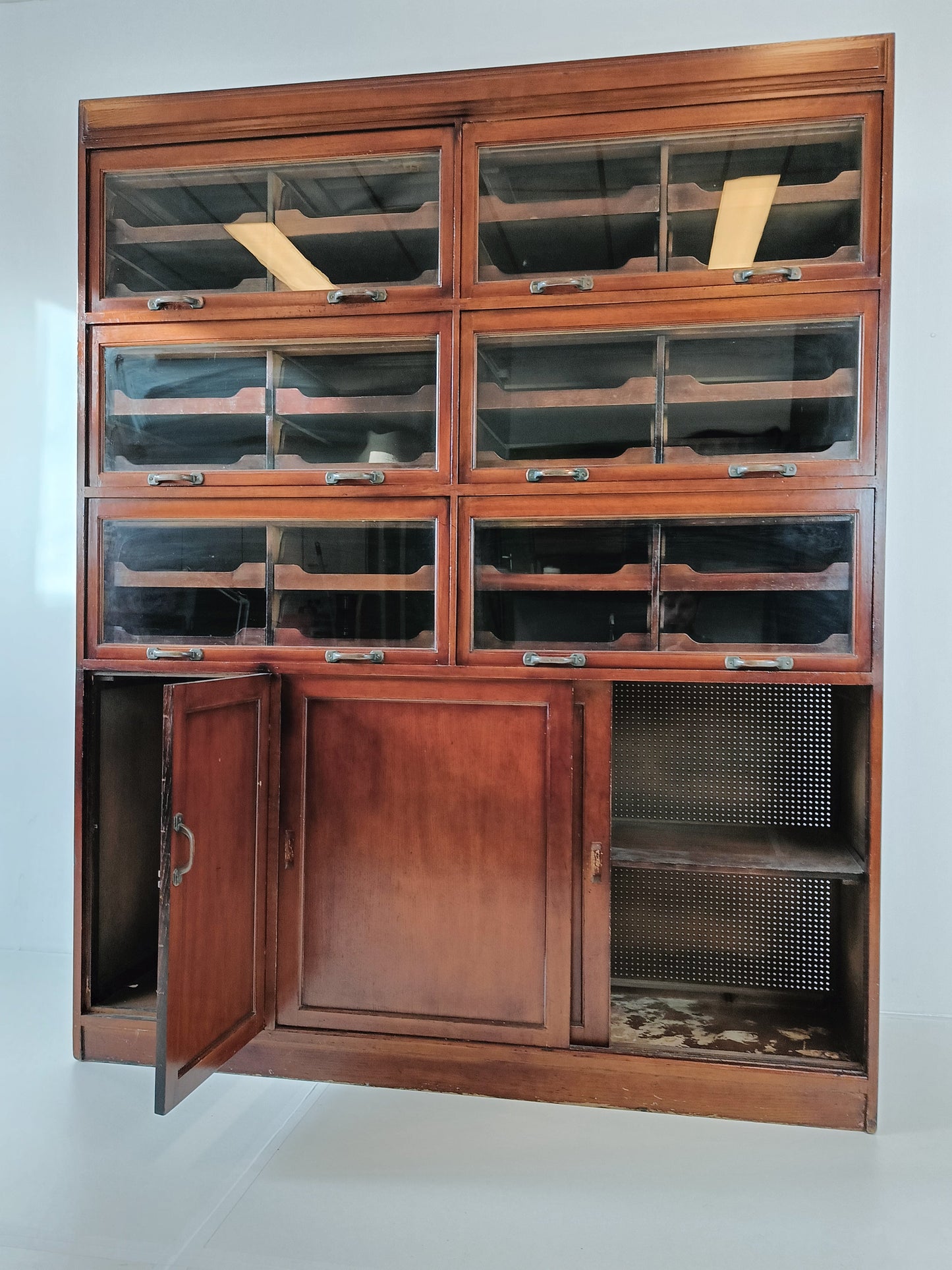 English Display Mahogany Cabinet Around 1910 English Display Mahogany Cabinet Around 1910