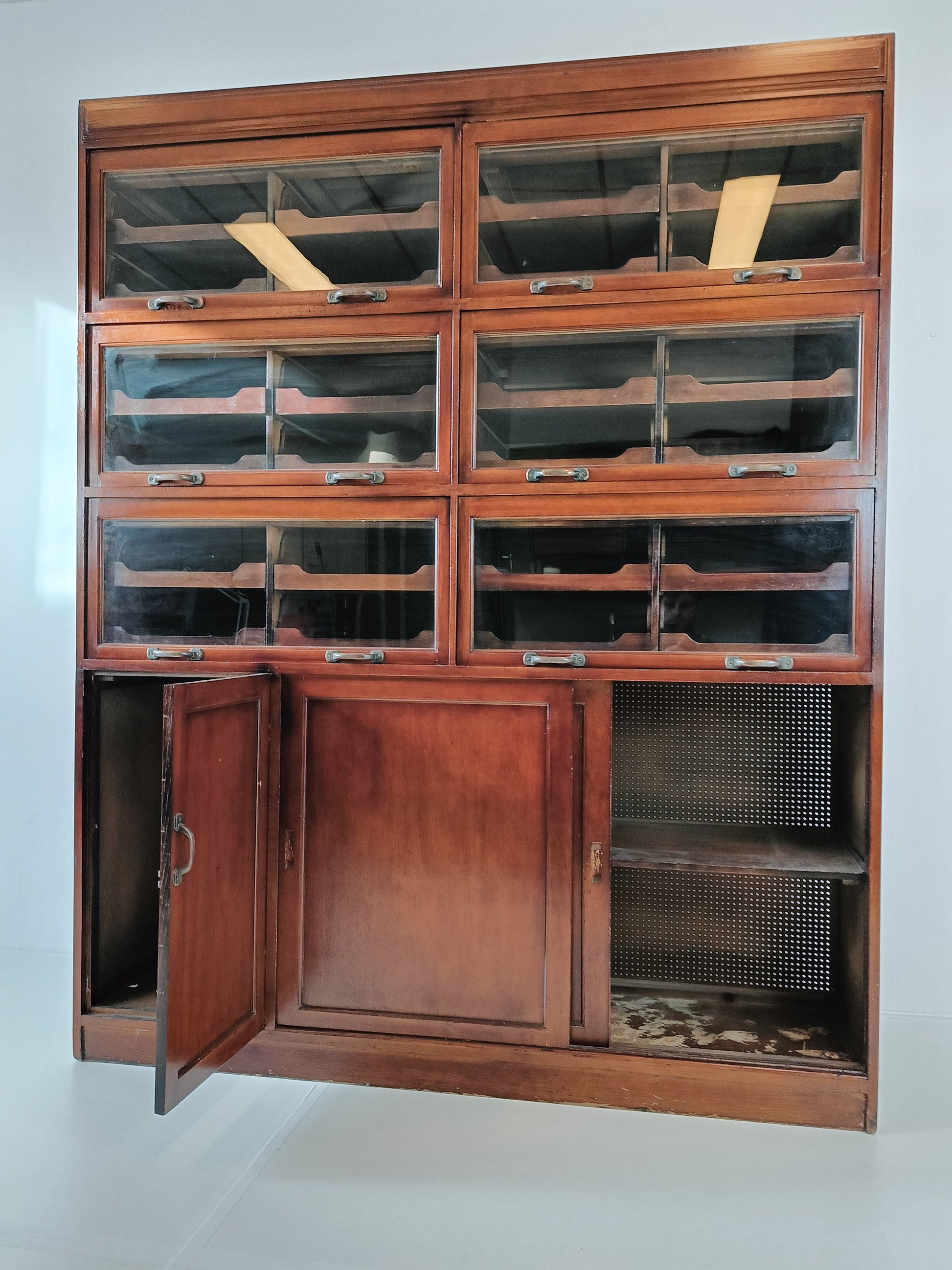 English Display Mahogany Cabinet Around 1910 English Display Mahogany Cabinet Around 1910