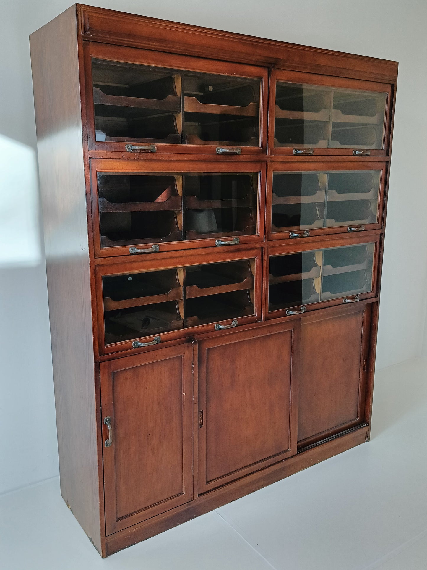 English Display Mahogany Cabinet Around 1910 English Display Mahogany Cabinet Around 1910