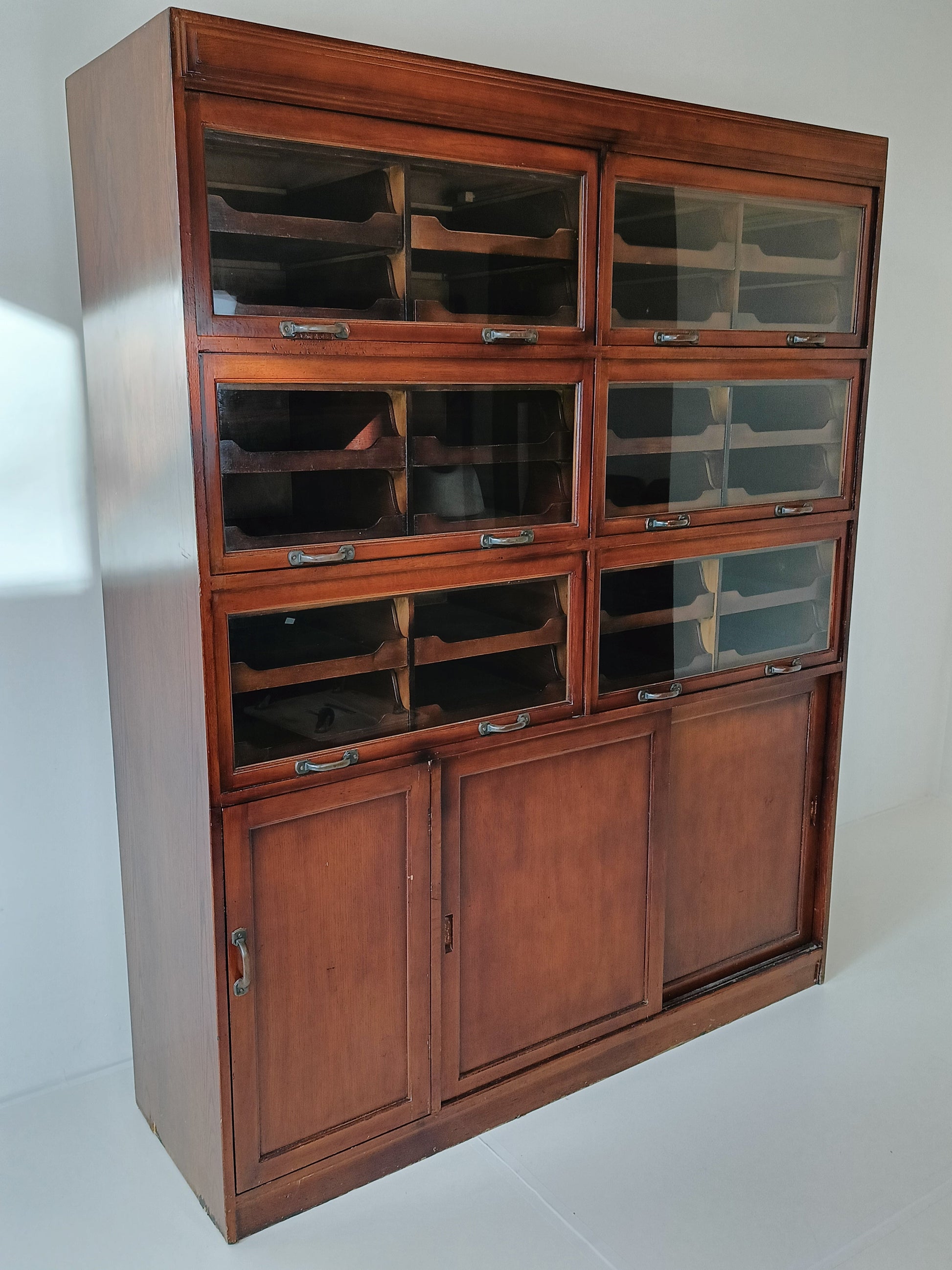 English Display Mahogany Cabinet Around 1910 English Display Mahogany Cabinet Around 1910