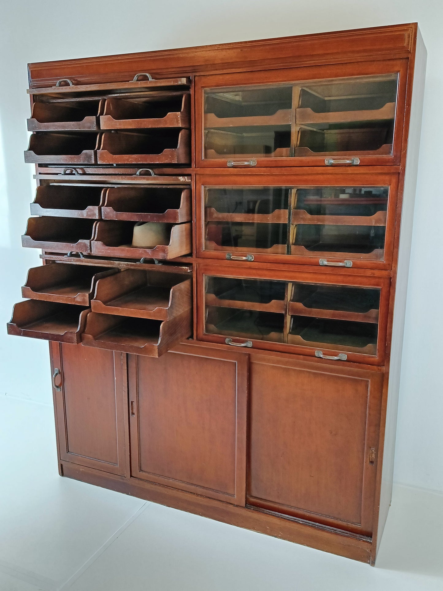 English Display Mahogany Cabinet Around 1910 English Display Mahogany Cabinet Around 1910