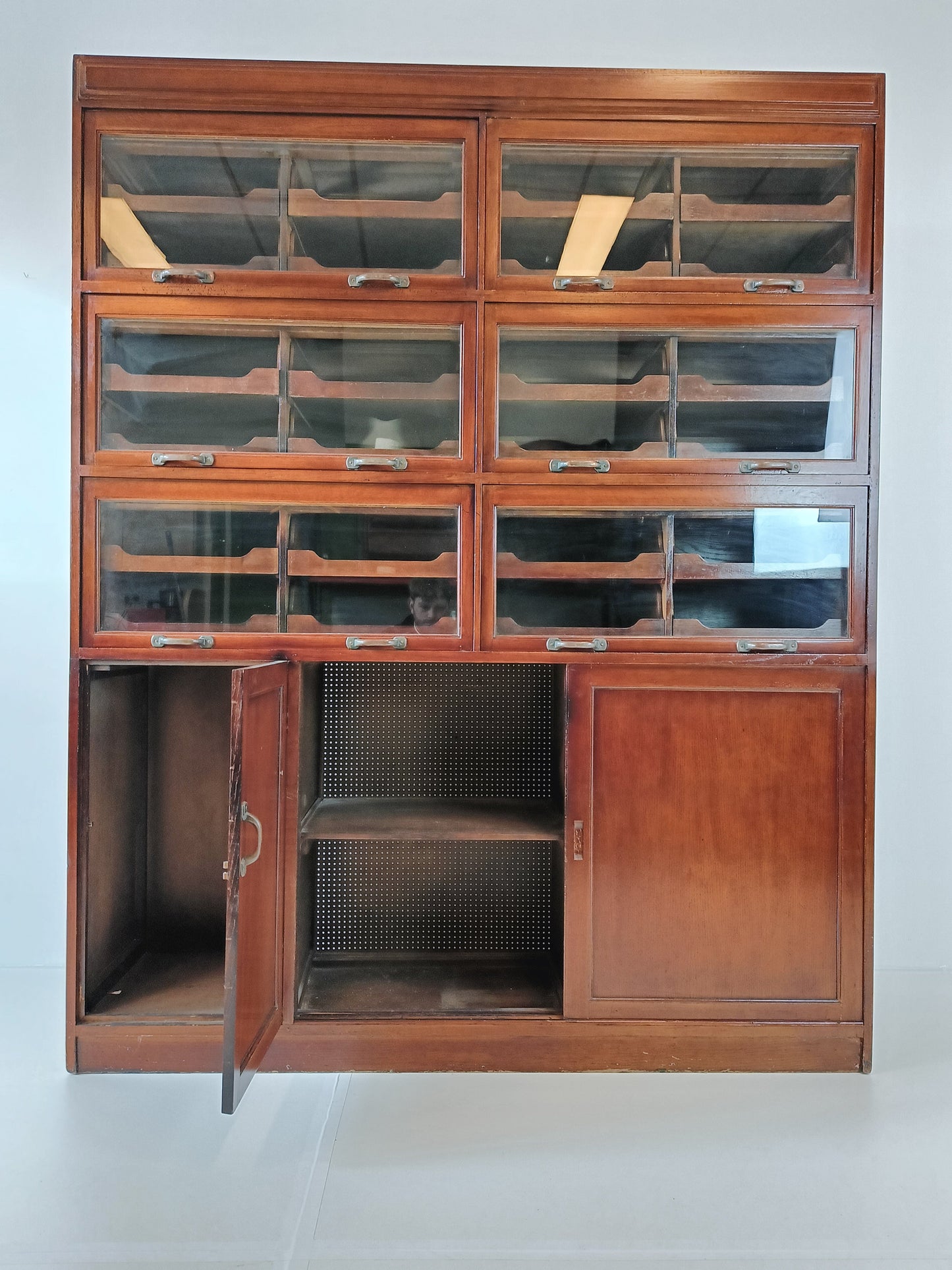 English Display Mahogany Cabinet Around 1910 English Display Mahogany Cabinet Around 1910