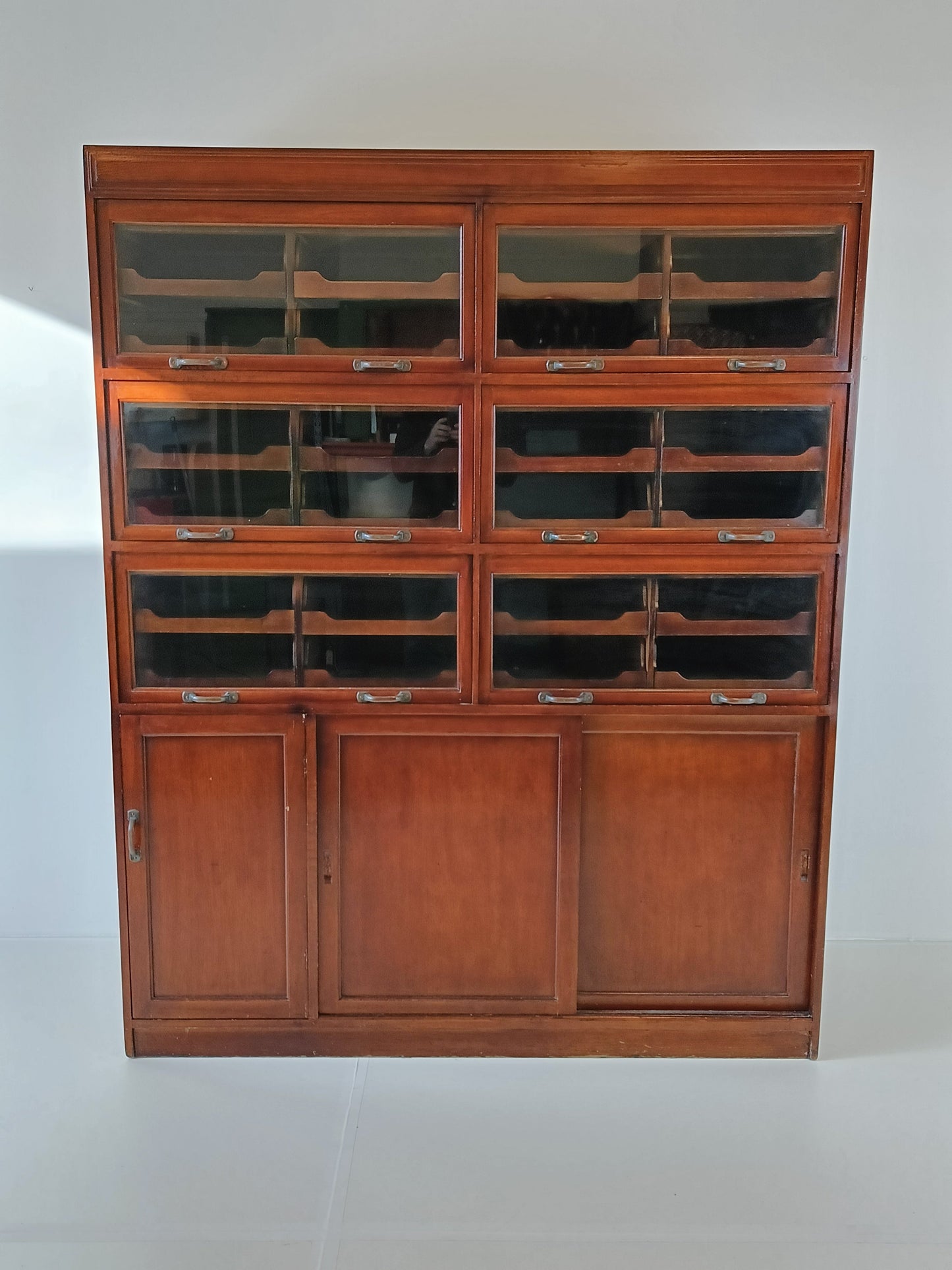 English Display Mahogany Cabinet Around 1910 English Display Mahogany Cabinet Around 1910