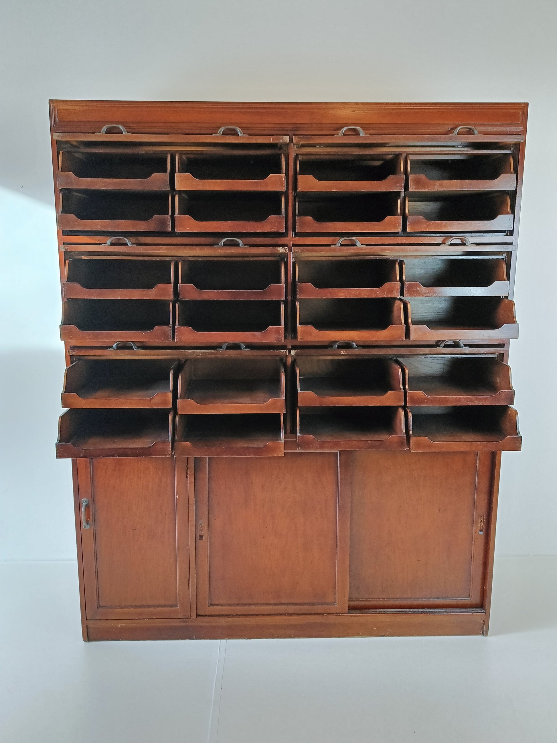 English Display Mahogany Cabinet Around 1910 English Display Mahogany Cabinet Around 1910