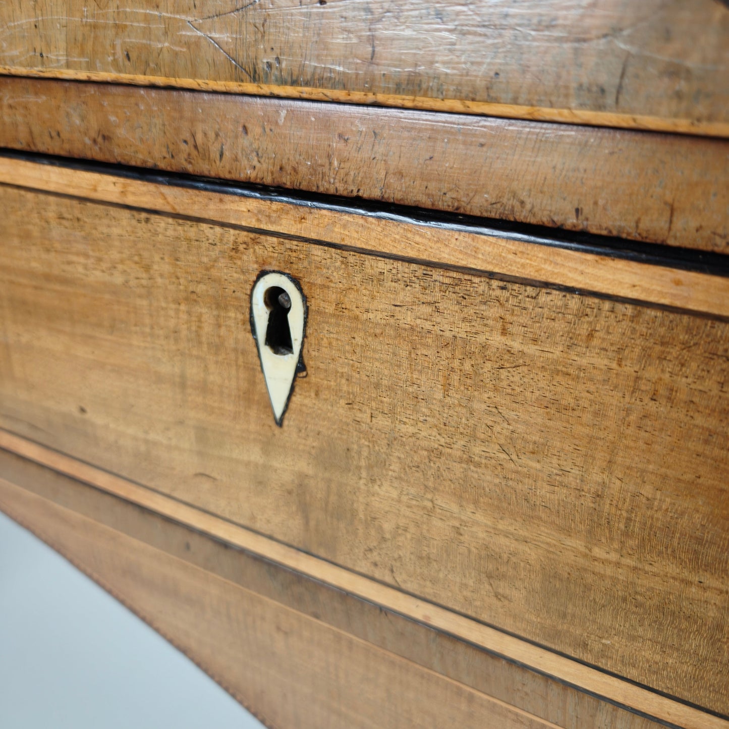 English Georgian Revival Sideboard – 19th early Century English Georgian Revival Sideboard – 19th early Century