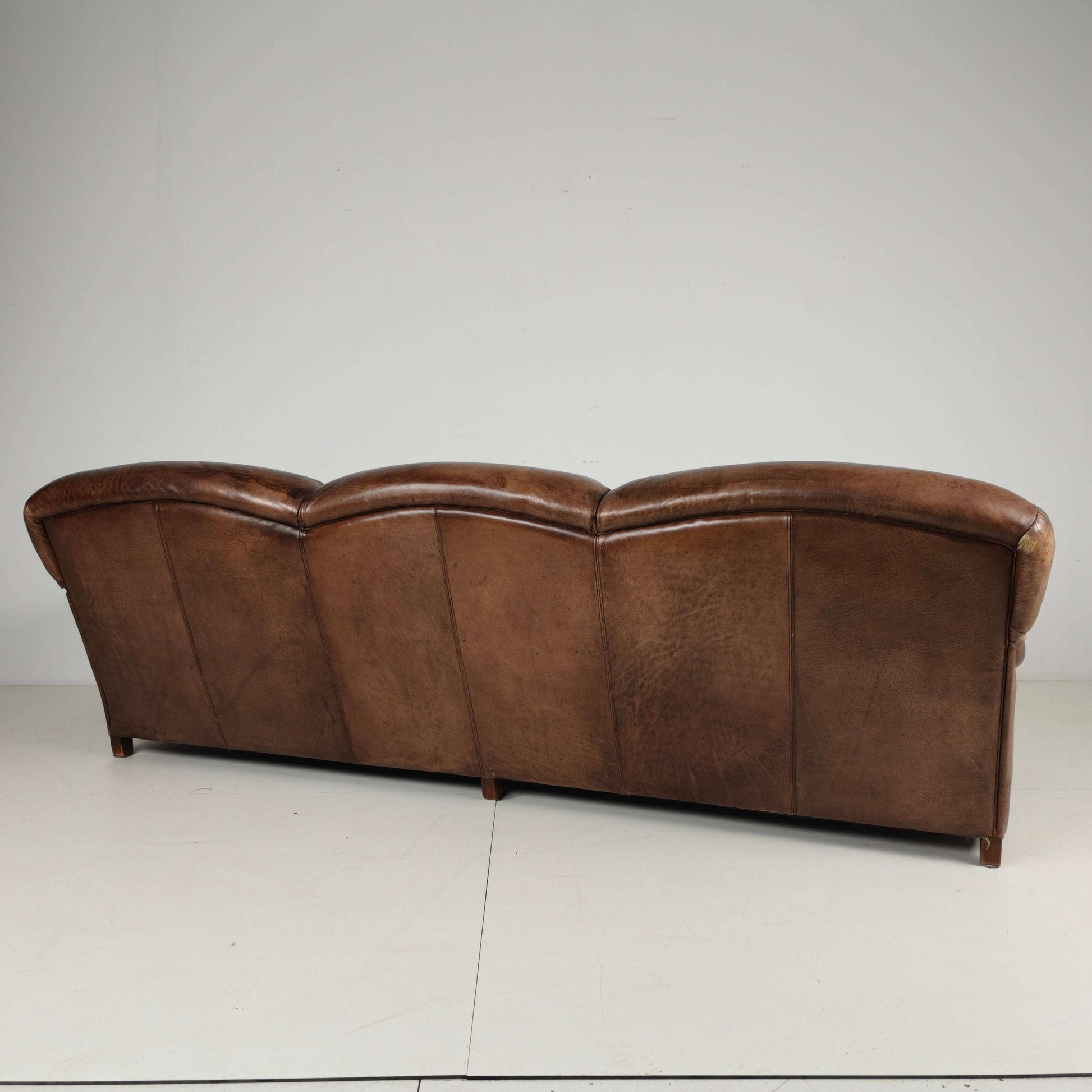 English Howard & Sons Style Leather Sofa – 20th Century English Howard & Sons Style Leather Sofa – 20th Century