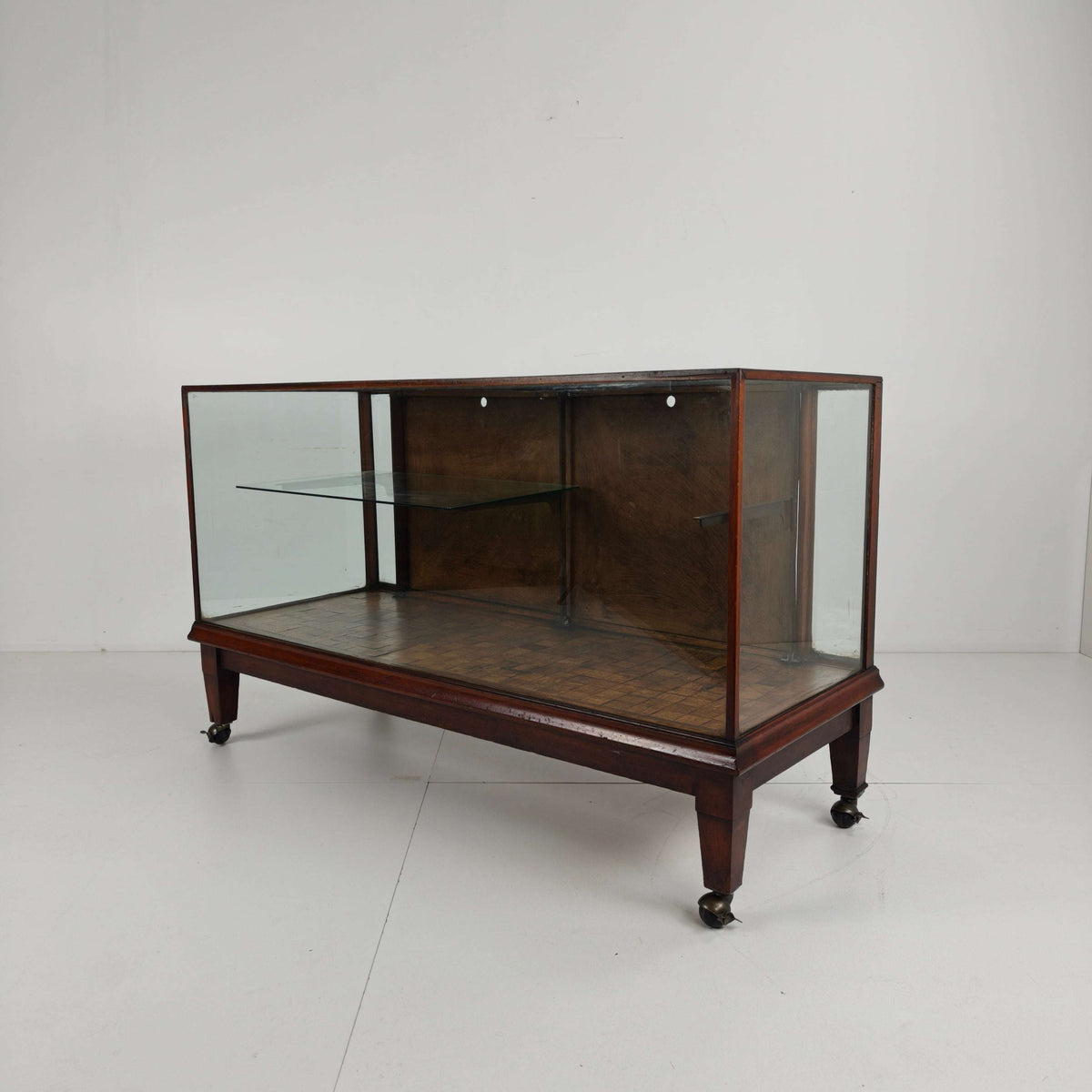 English Shop Display / Shop Counter (1910–1920) English Shop Display / Shop Counter (1910–1920)