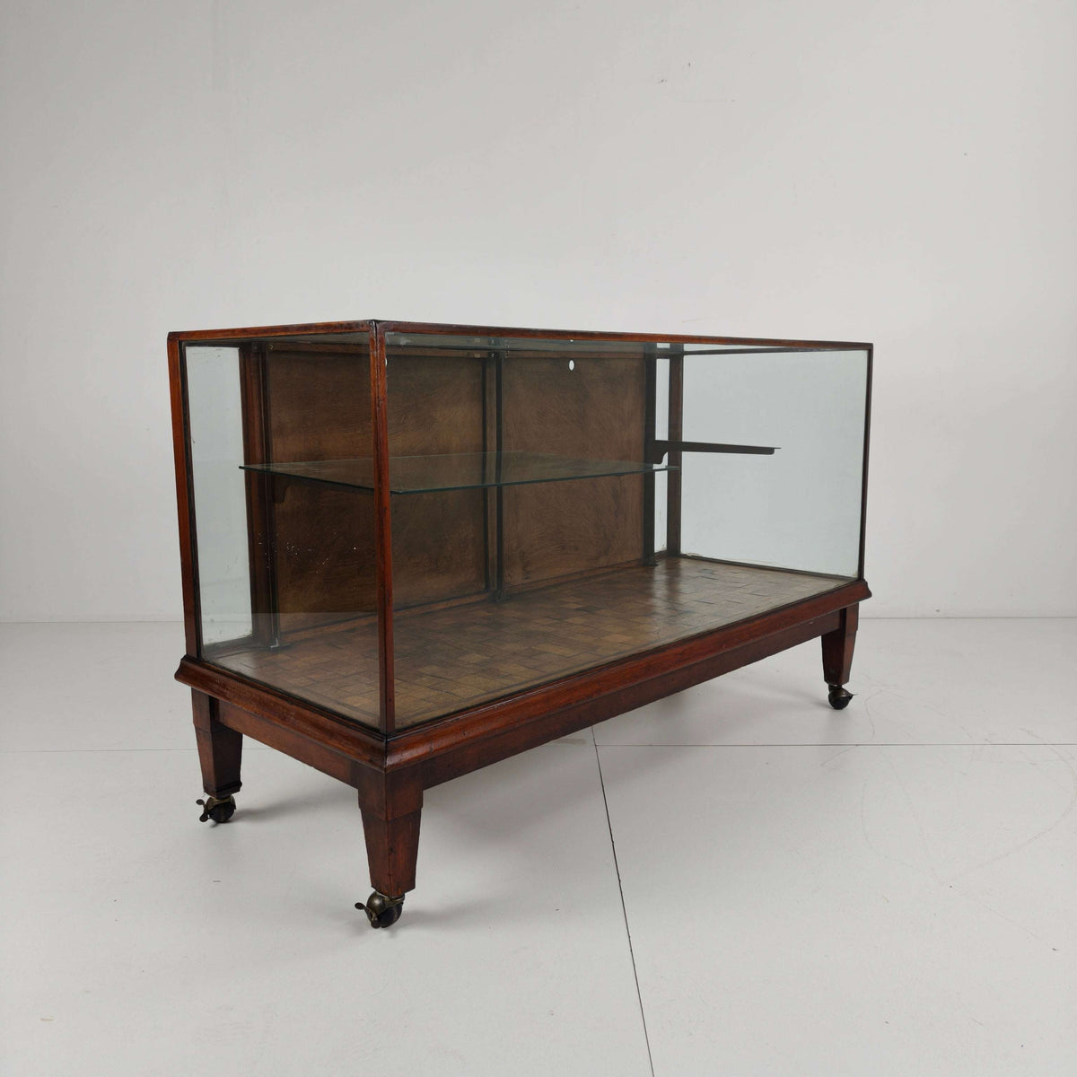 English Shop Display / Shop Counter (1910–1920) English Shop Display / Shop Counter (1910–1920)