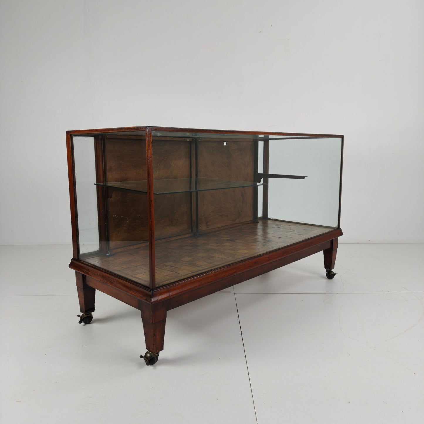 English Shop Display / Shop Counter (1910–1920) English Shop Display / Shop Counter (1910–1920)