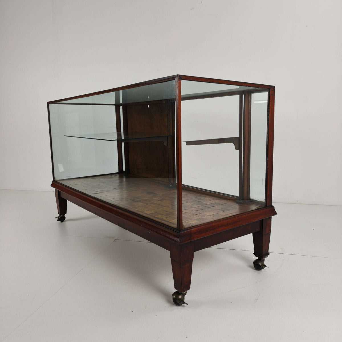 English Shop Display / Shop Counter (1910–1920) English Shop Display / Shop Counter (1910–1920)