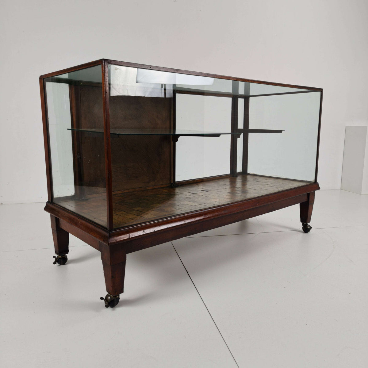 English Shop Display / Shop Counter (1910–1920) English Shop Display / Shop Counter (1910–1920)