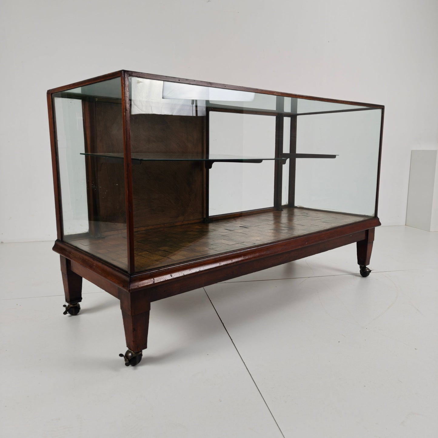 English Shop Display / Shop Counter (1910–1920) English Shop Display / Shop Counter (1910–1920)
