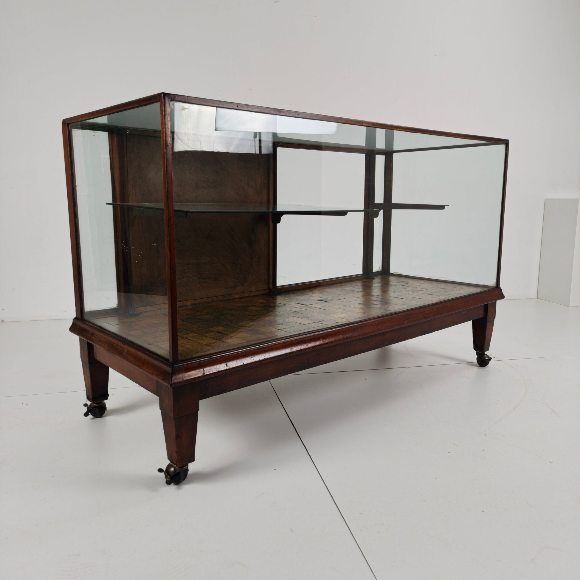 English Shop Display / Shop Counter (1910–1920) English Shop Display / Shop Counter (1910–1920)