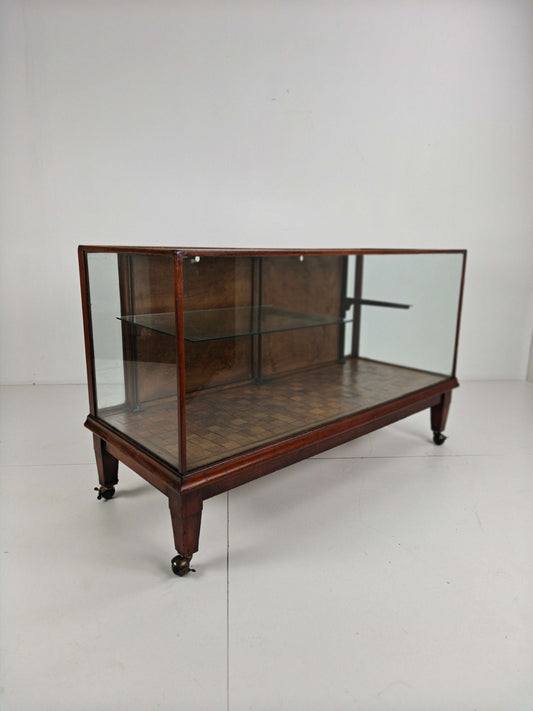 English Shop Display / Shop Counter (1910–1920) English Shop Display / Shop Counter (1910–1920)