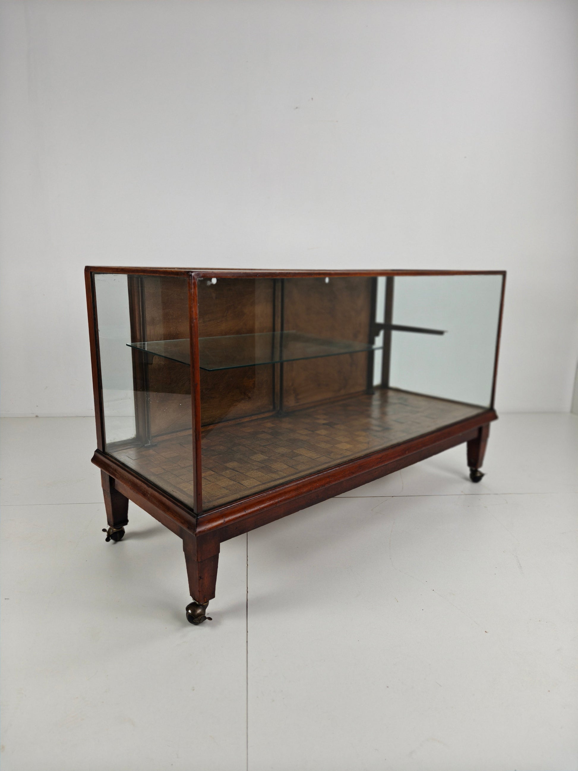 English Shop Display / Shop Counter (1910–1920) English Shop Display / Shop Counter (1910–1920)