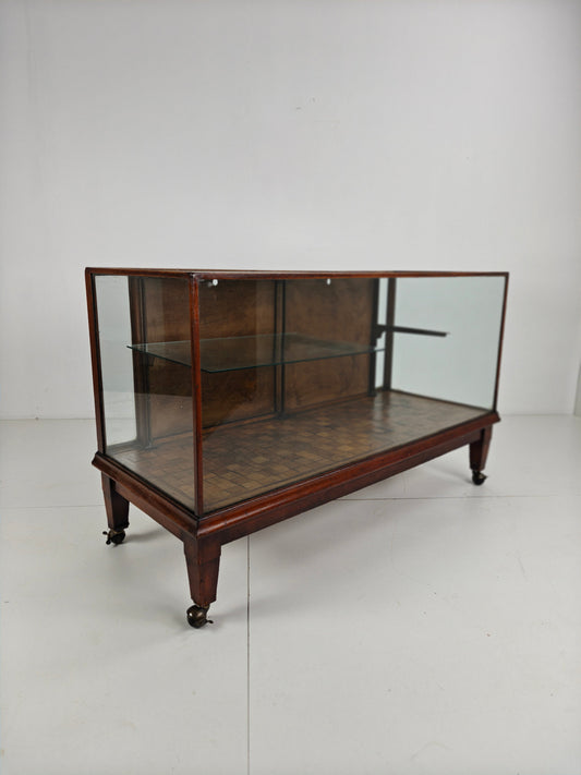 English Shop Display / Shop Counter (1910–1920) English Shop Display / Shop Counter (1910–1920)