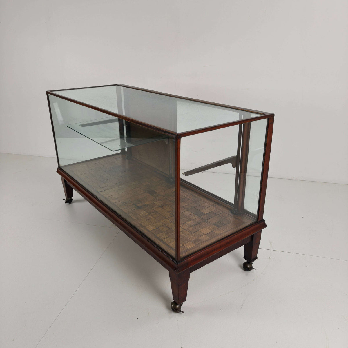 English Shop Display / Shop Counter (1910–1920) English Shop Display / Shop Counter (1910–1920)