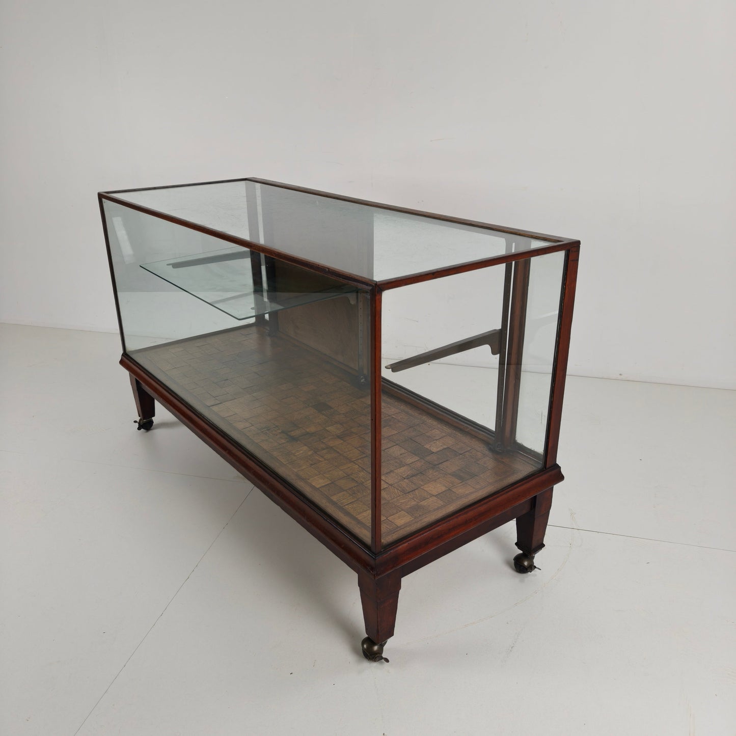 English Shop Display / Shop Counter (1910–1920) English Shop Display / Shop Counter (1910–1920)