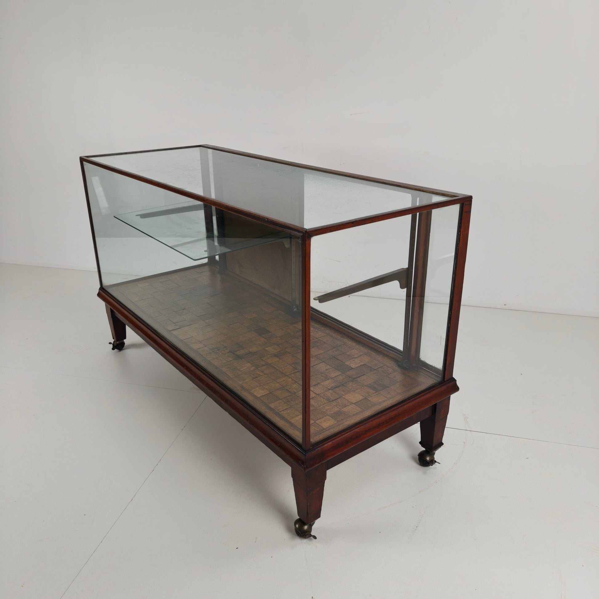 English Shop Display / Shop Counter (1910–1920) English Shop Display / Shop Counter (1910–1920)