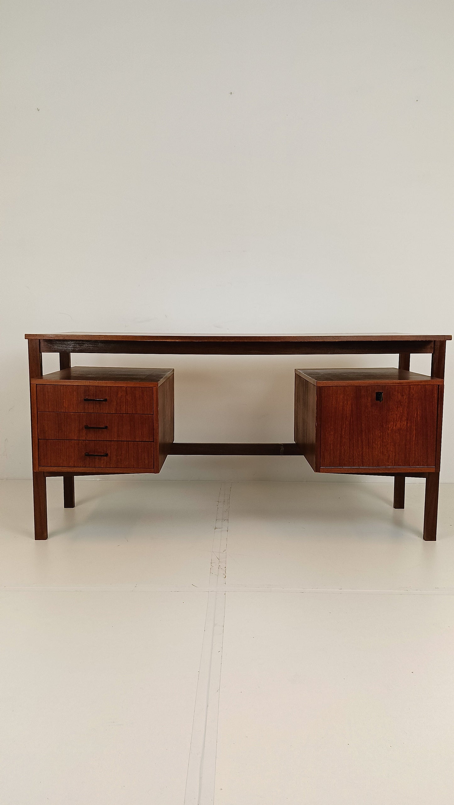 Exclusive Vintage Desk Exclusive Vintage Desk