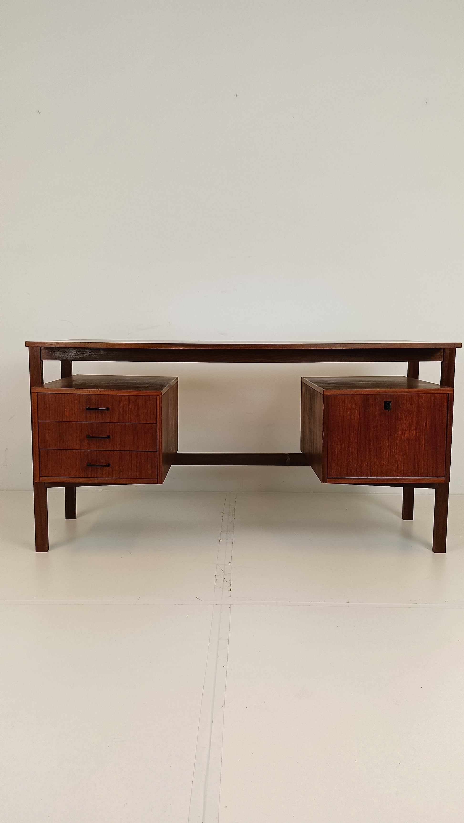 Exclusive Vintage Desk Exclusive Vintage Desk