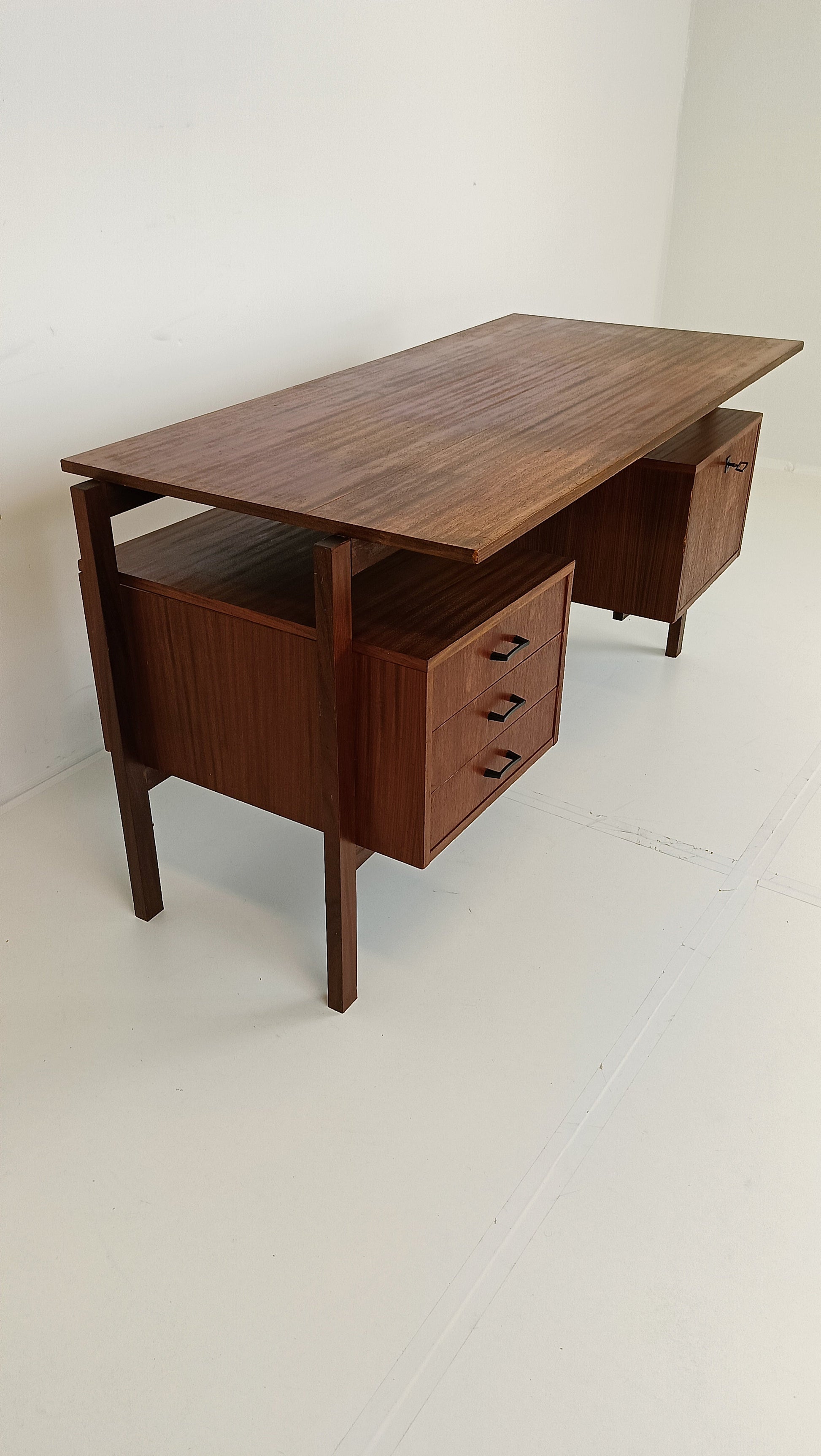 Exclusive Vintage Desk Exclusive Vintage Desk