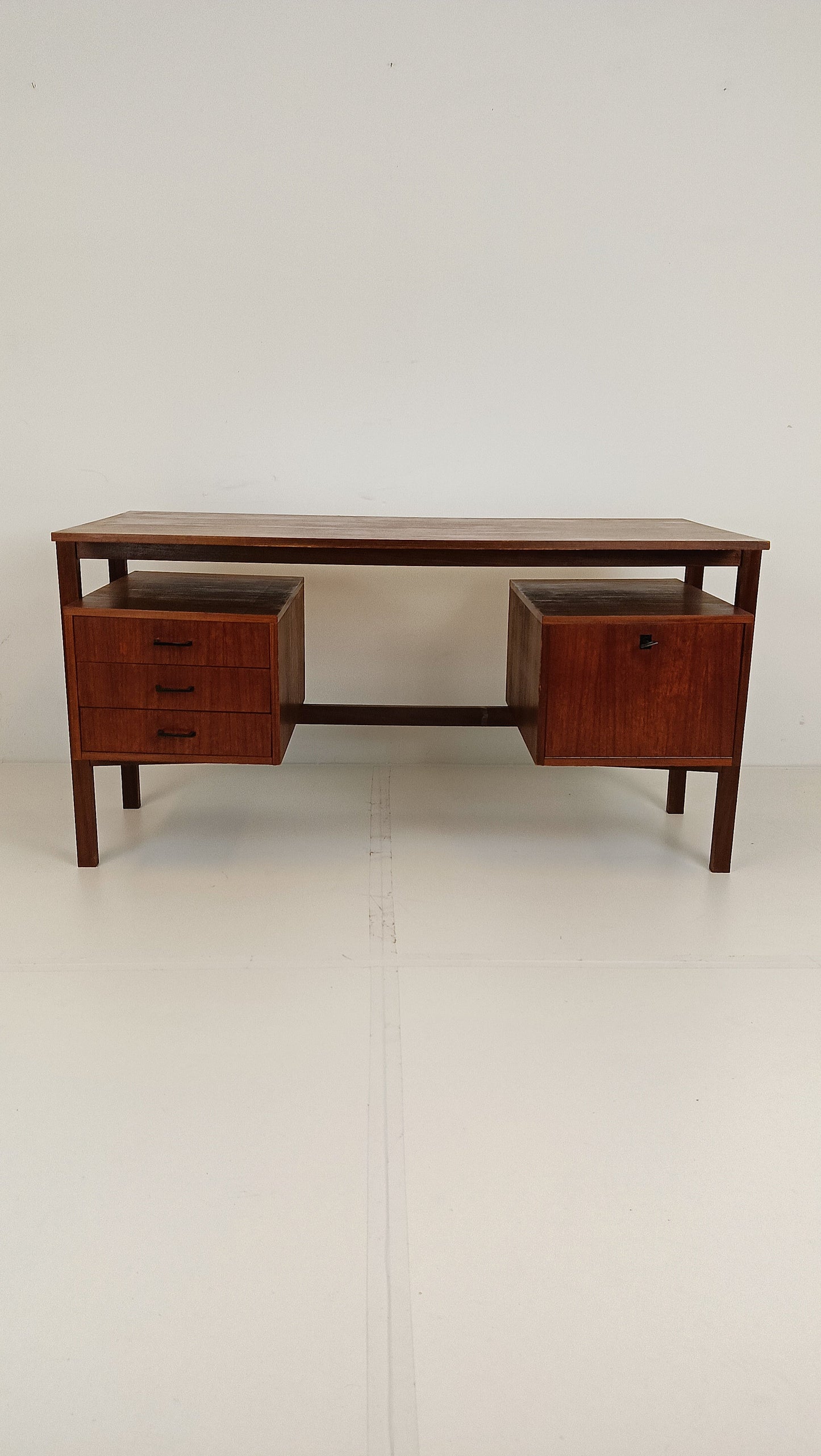 Exclusive Vintage Desk Exclusive Vintage Desk