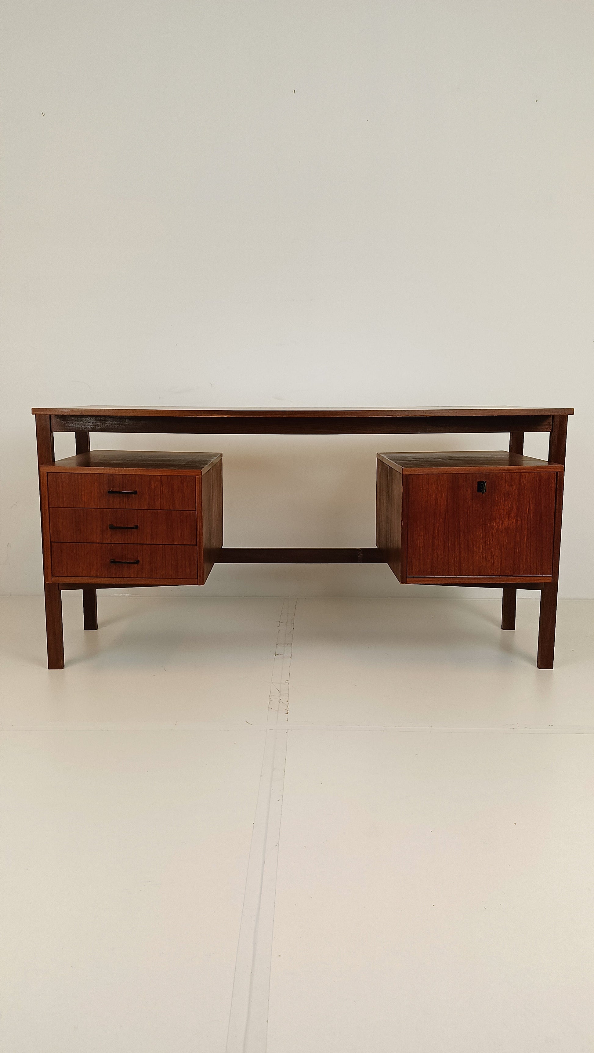 Exclusive Vintage Desk Exclusive Vintage Desk