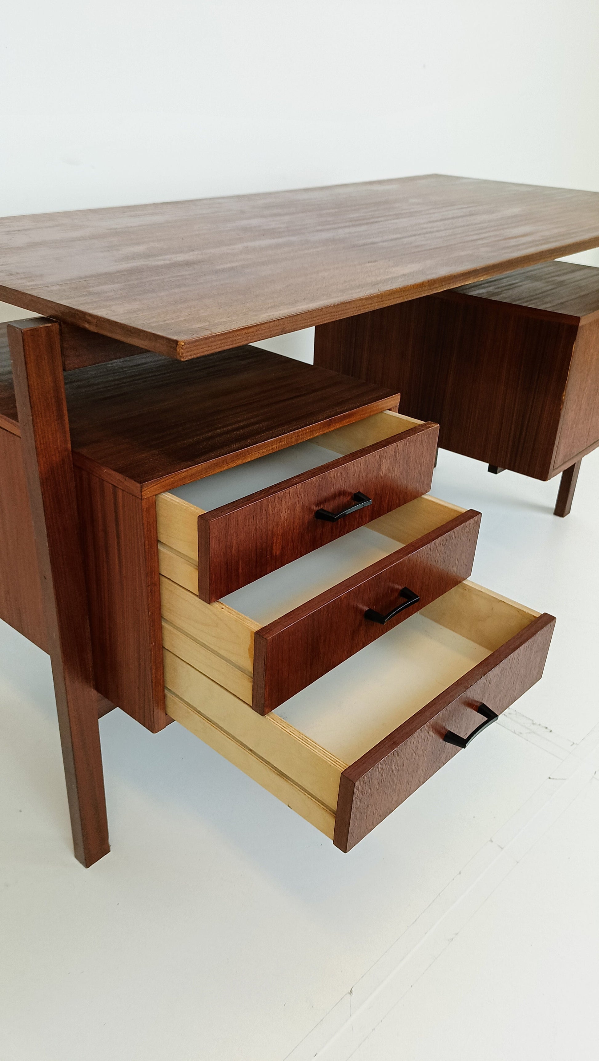 Exclusive Vintage Desk Exclusive Vintage Desk
