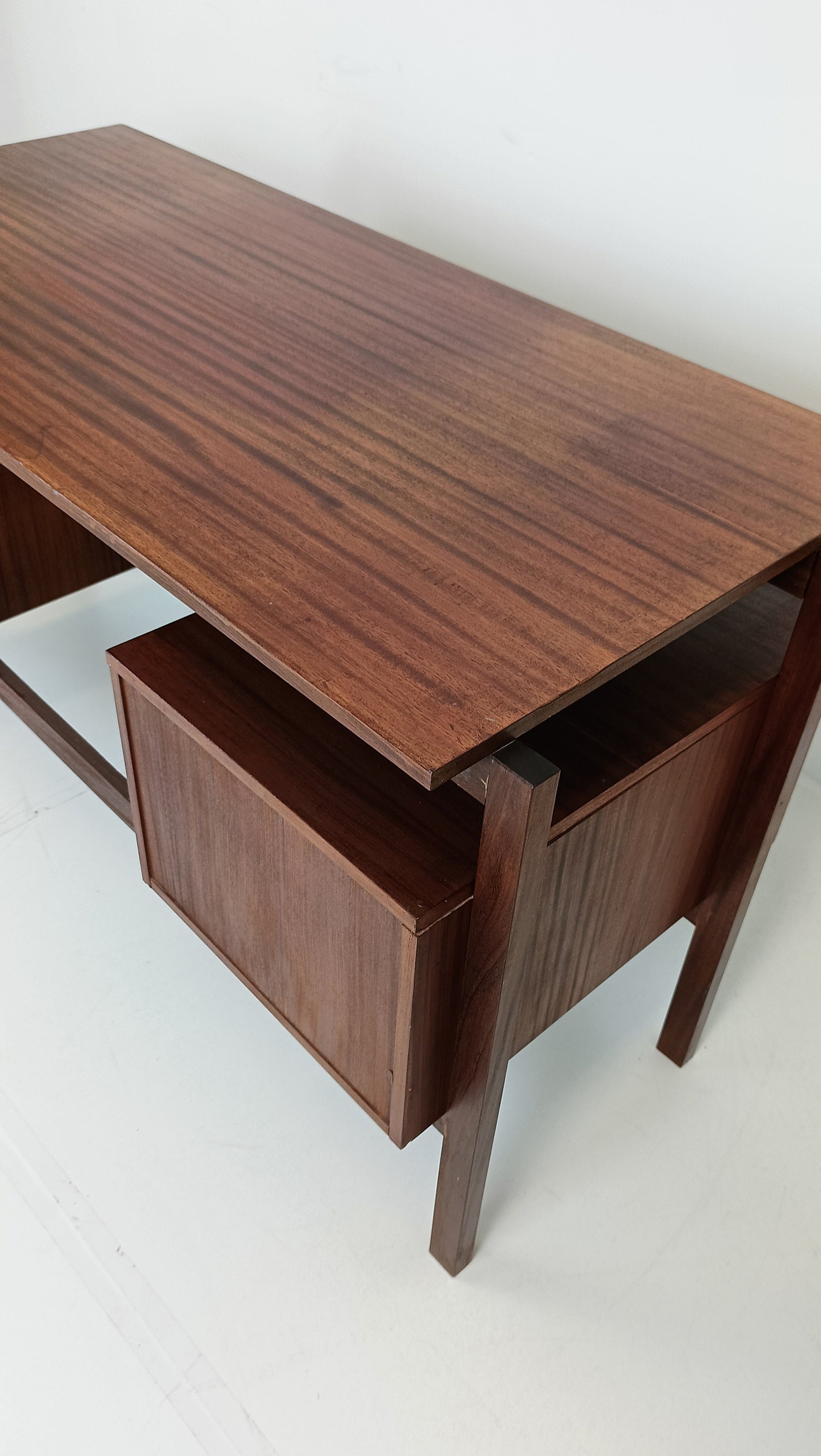 Exclusive Vintage Desk Exclusive Vintage Desk